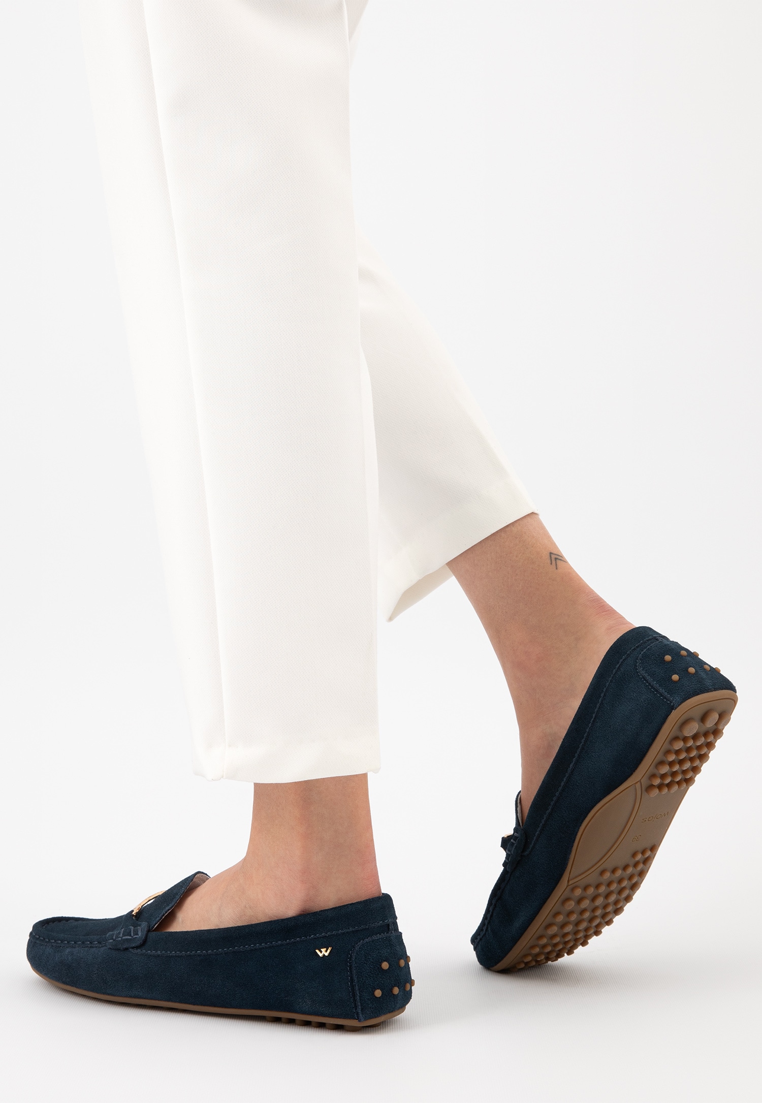 Białe skórzane mokasyny damskie ze złotą ozdobą