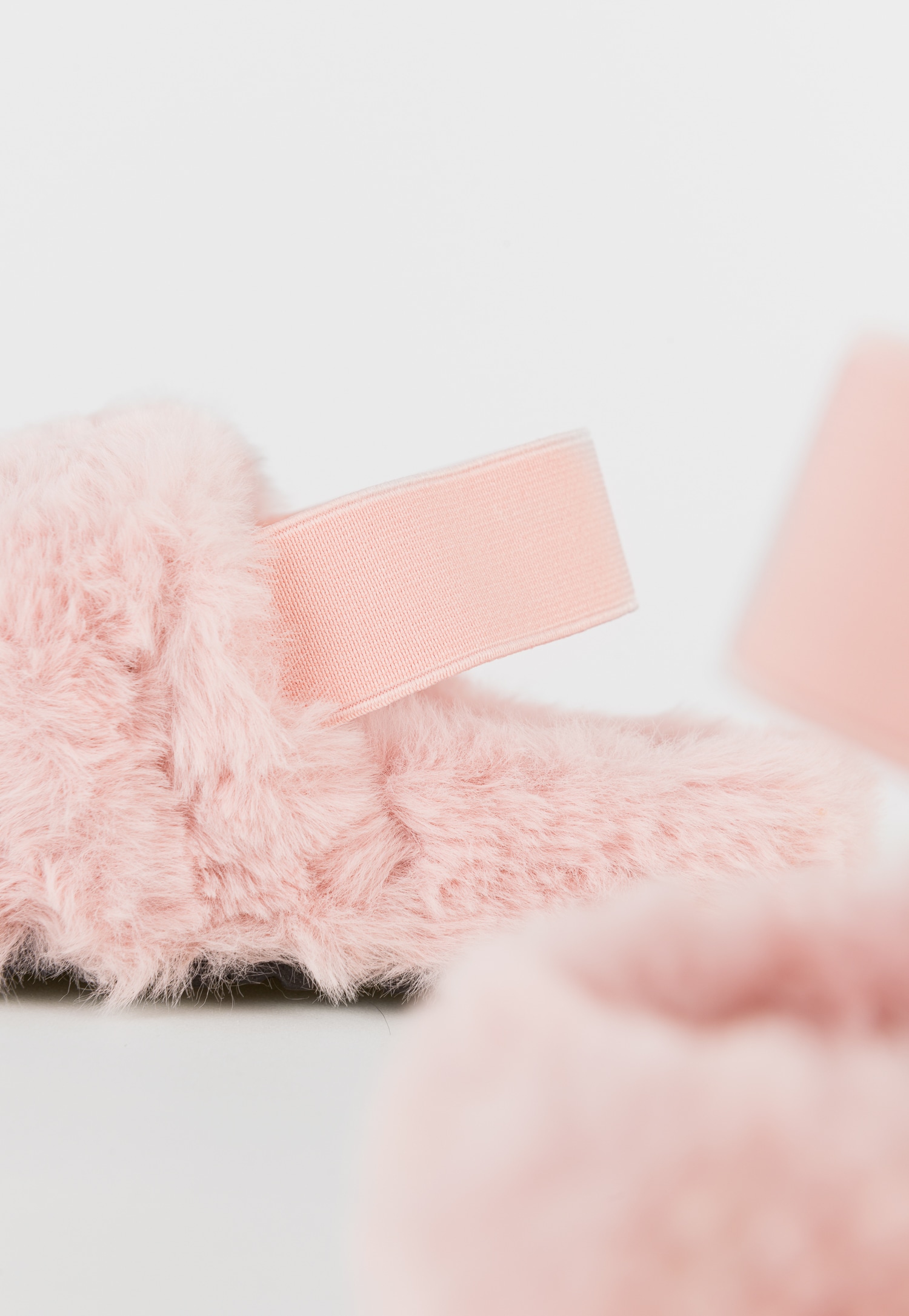 WJS różowe puchate kapcie z gumką na piętę