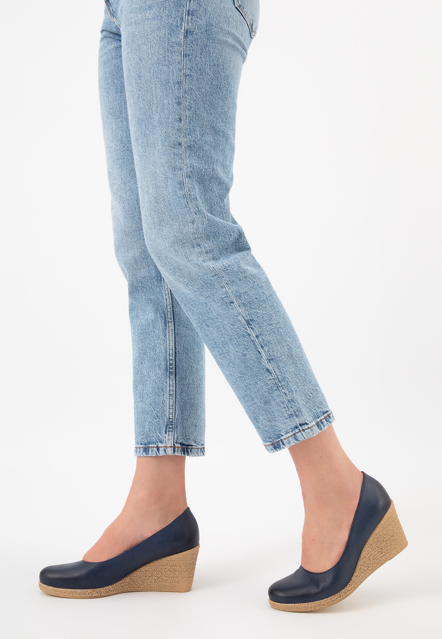 Czarne czółenka damskie na koturnie