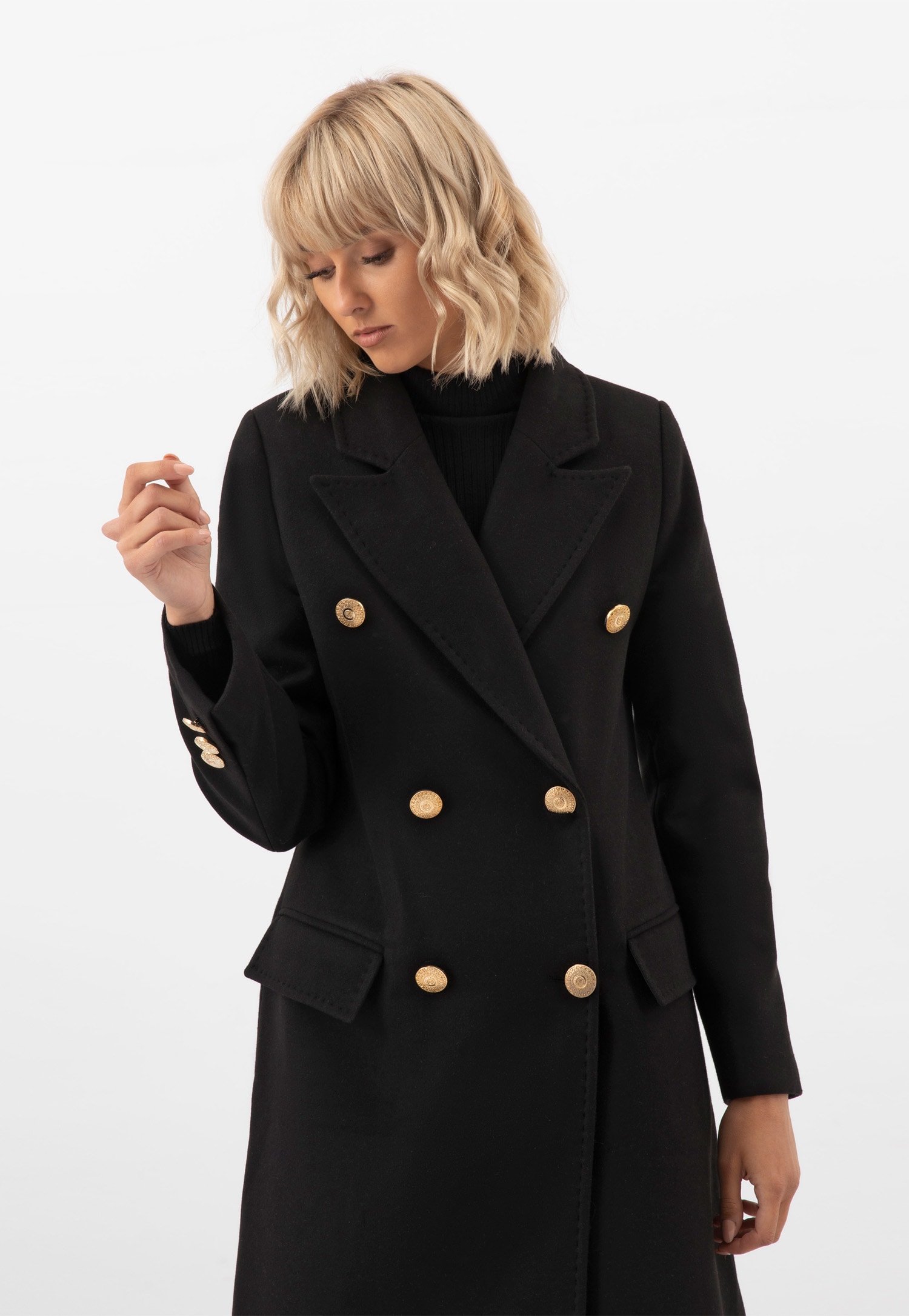 RELAKS czarny płaszcz damski ze złotymi guzikami
