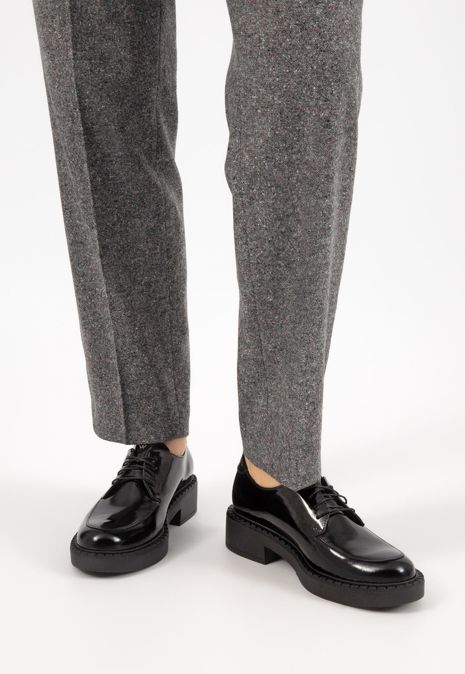 Czarne lakierowane półbuty damskie sznurowane