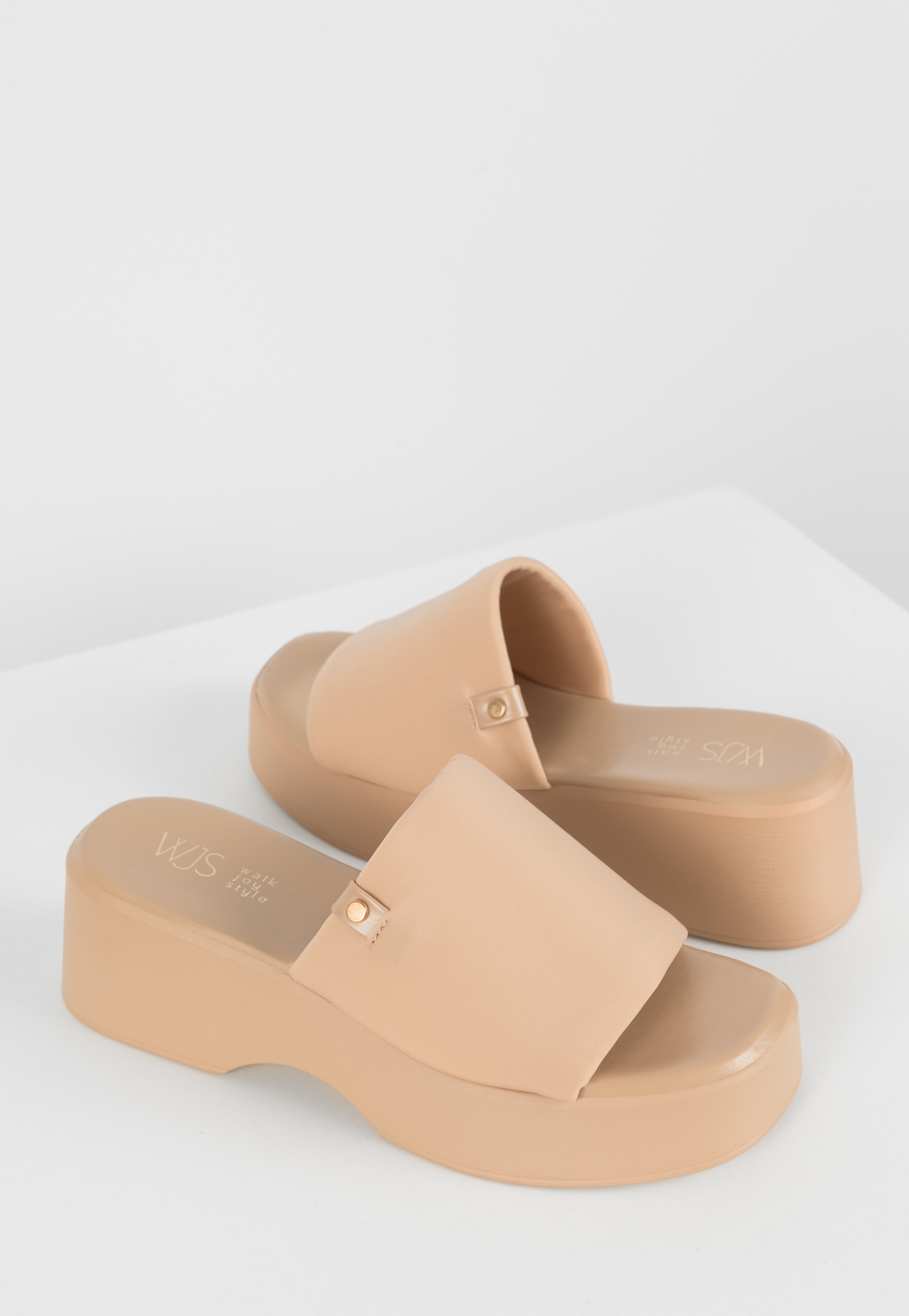 WJS beżowe masywne klapki damskie na platformie
