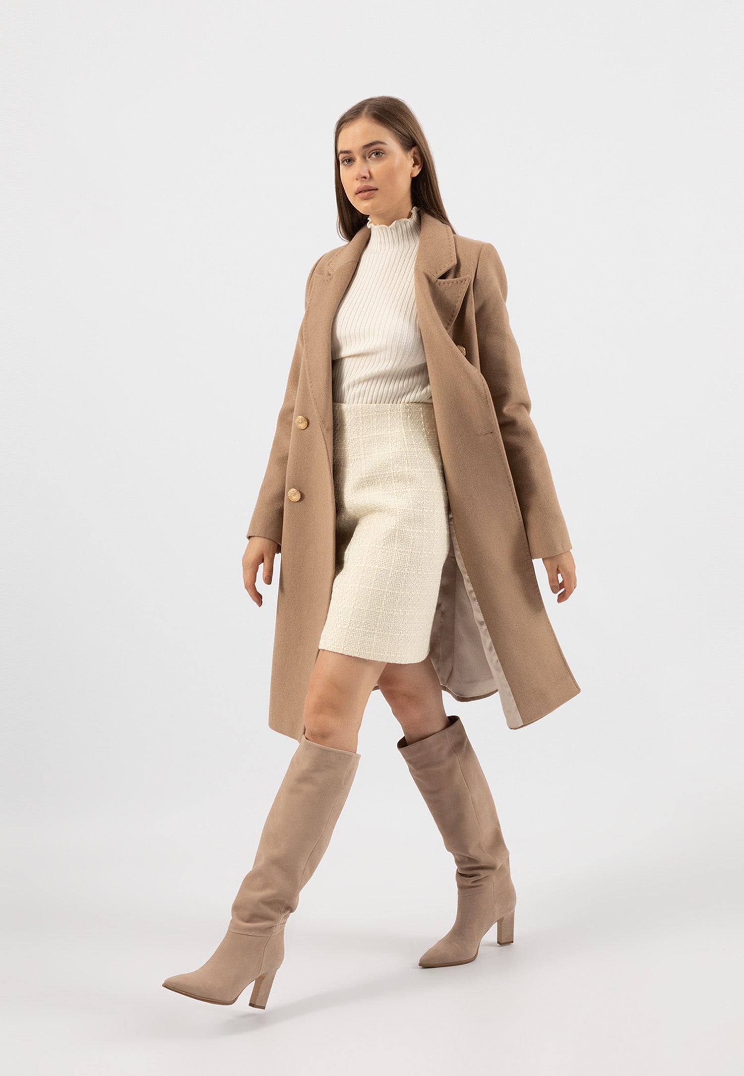 RELAKS czarny płaszcz damski ze złotymi guzikami