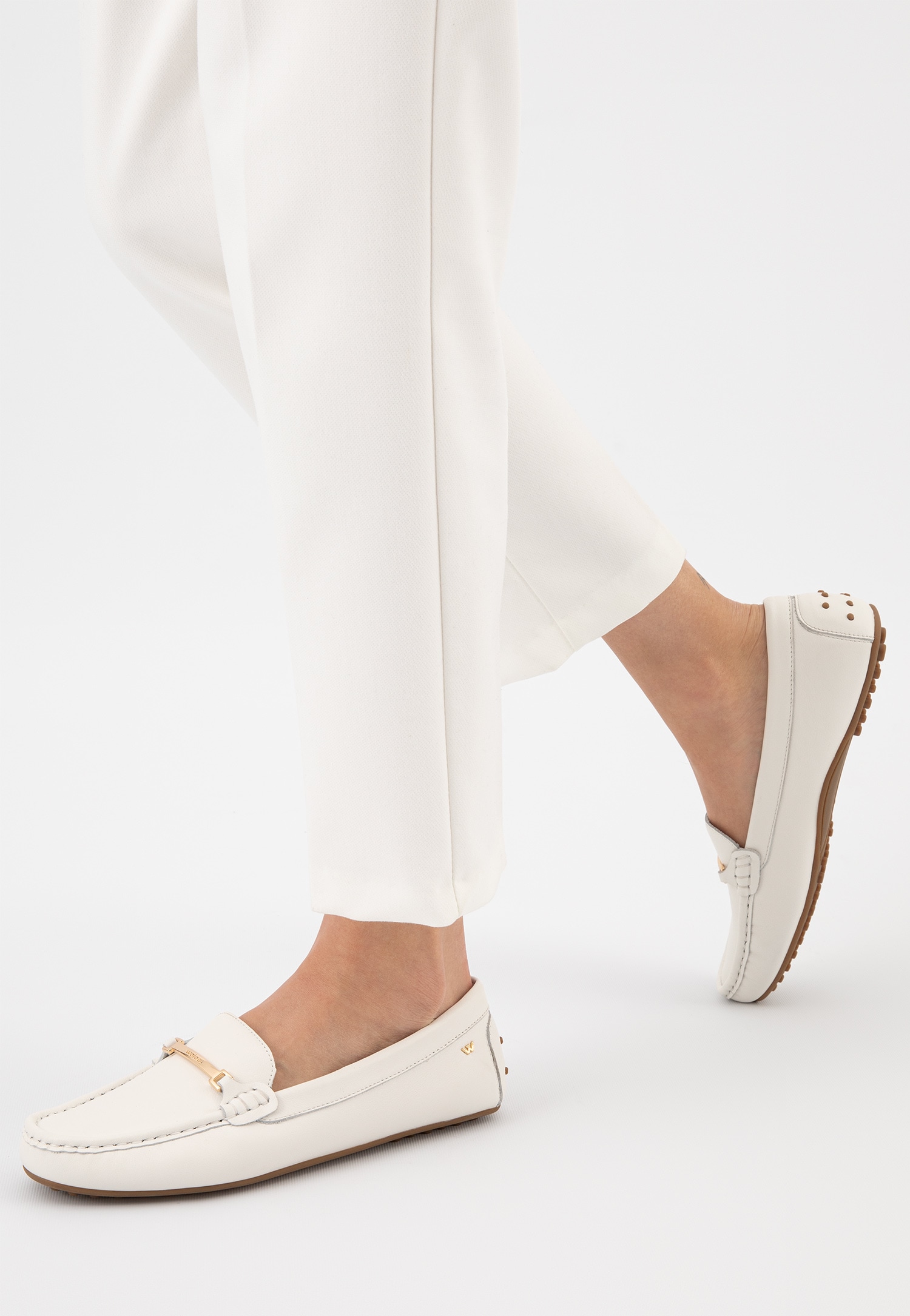 Białe skórzane mokasyny damskie ze złotą ozdobą