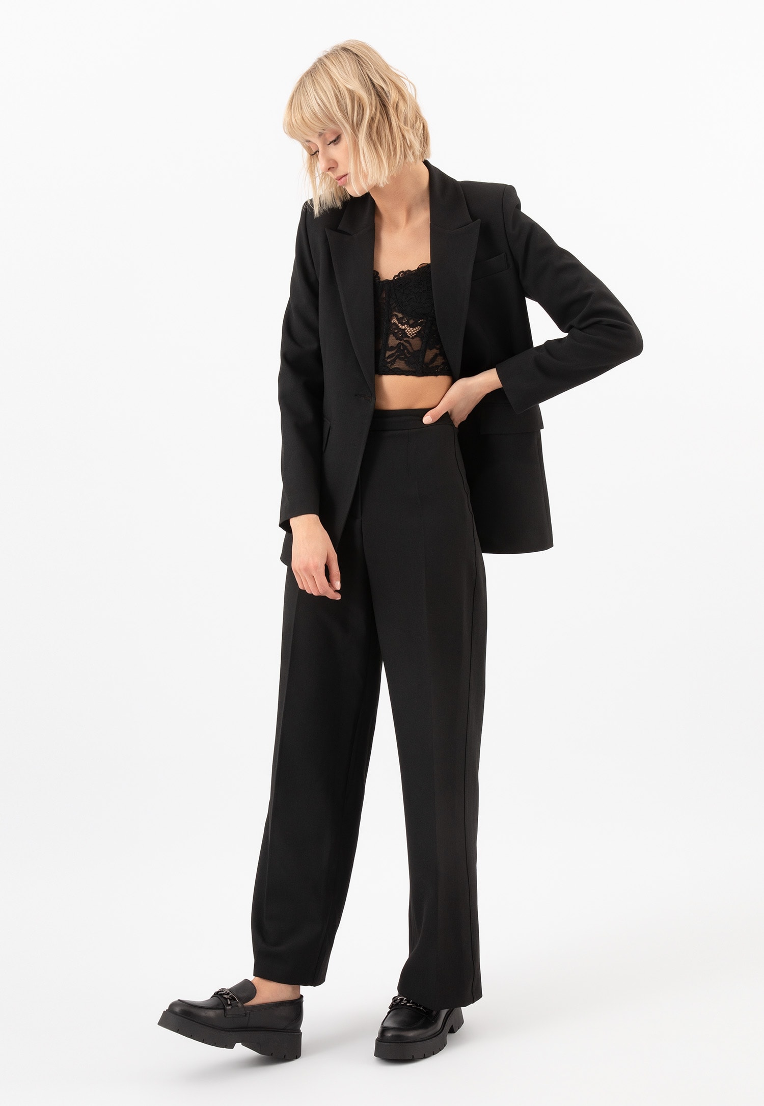 Czarne mokasyny damskie na grubej podeszwie z ozdobnym łańcuszkiem