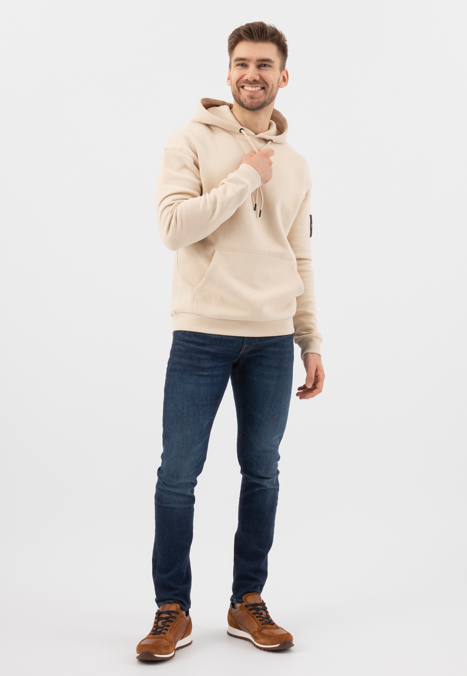 Uniwersalne jasnobrązowe sneakersy męskie z granatowymi akcentami