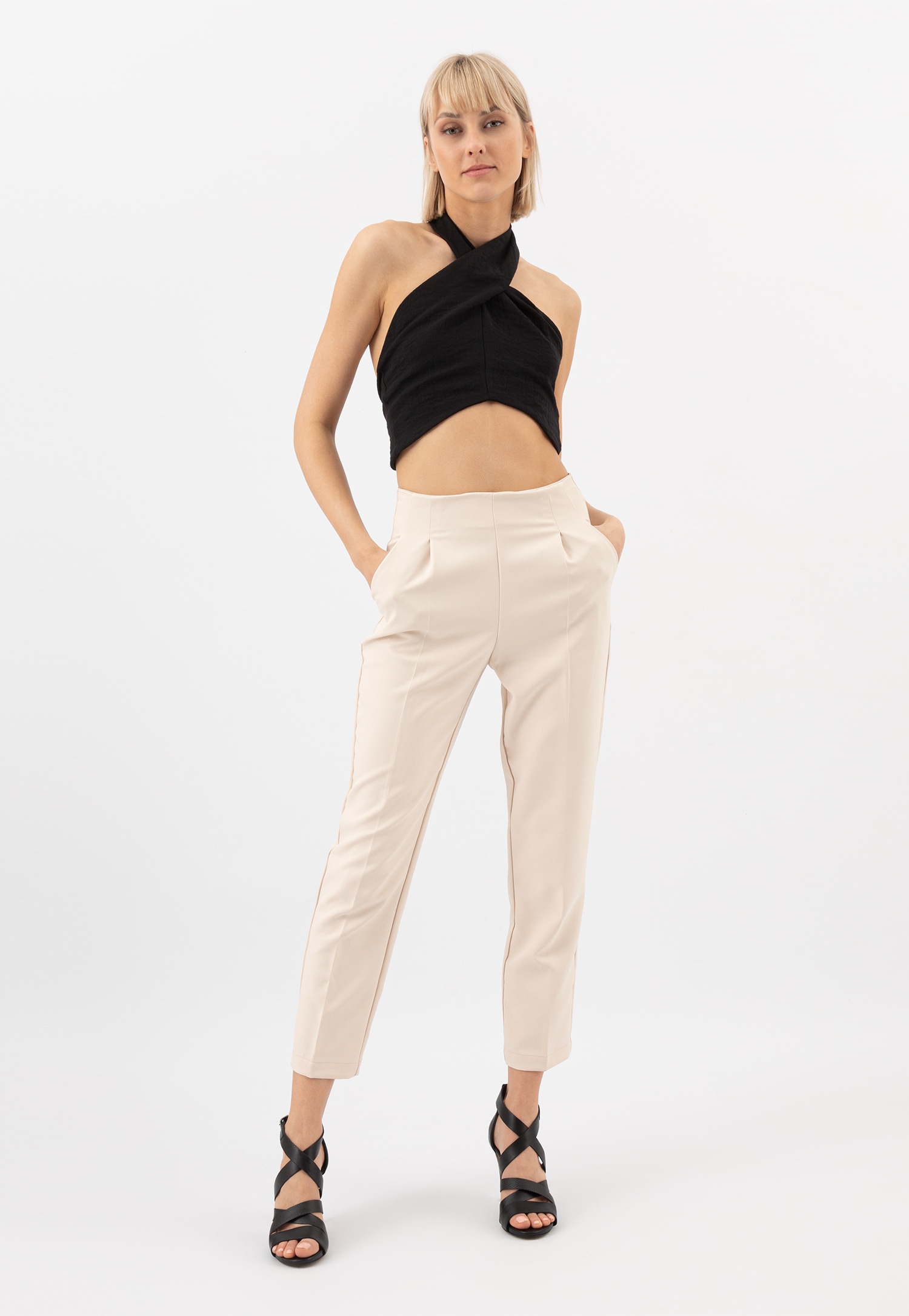 Oryginalne beżowe sandały na szpilce ze srebrnymi przetarciami