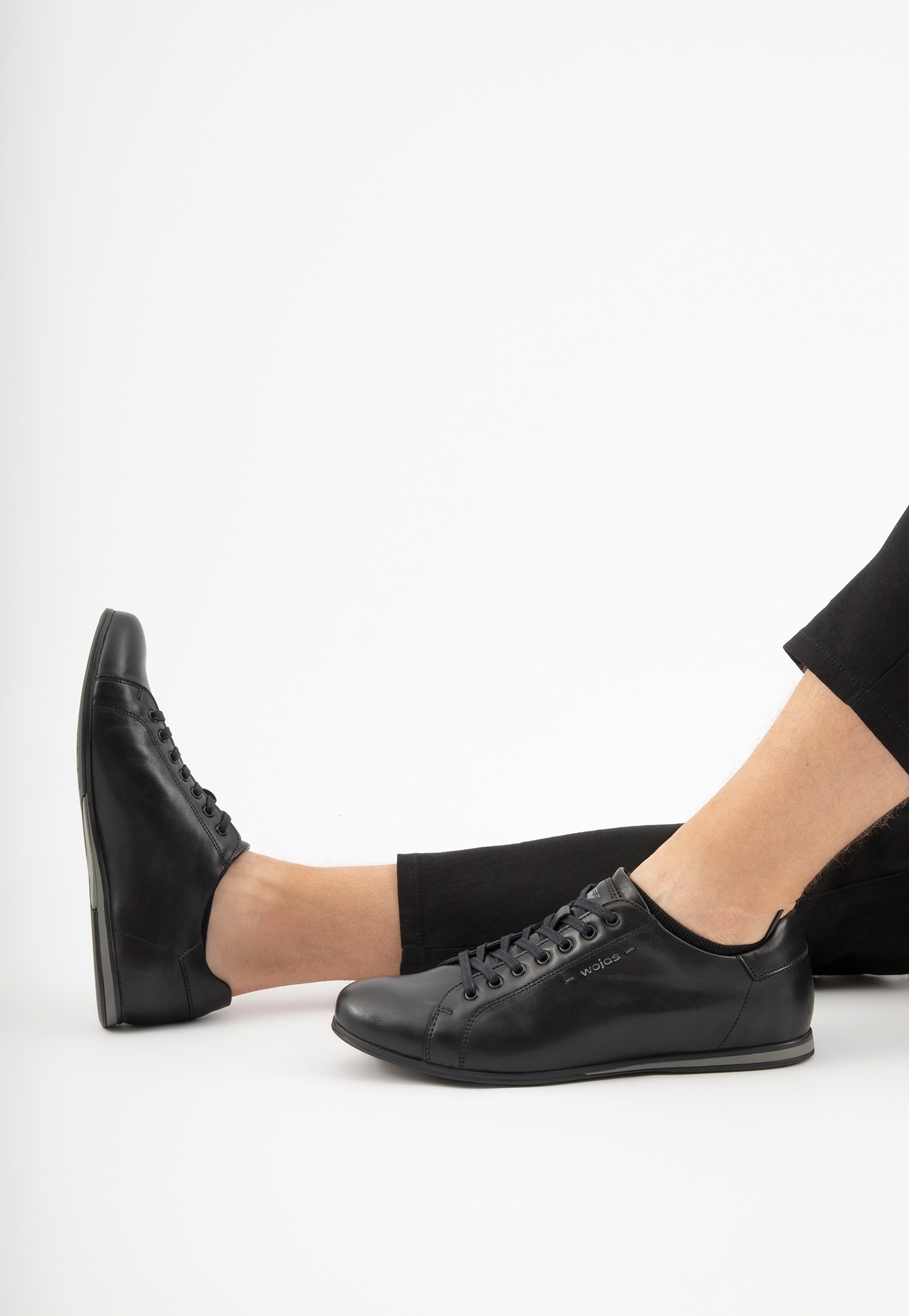 Czarne minimalistyczne sneakersy męskie w klasycznym stylu