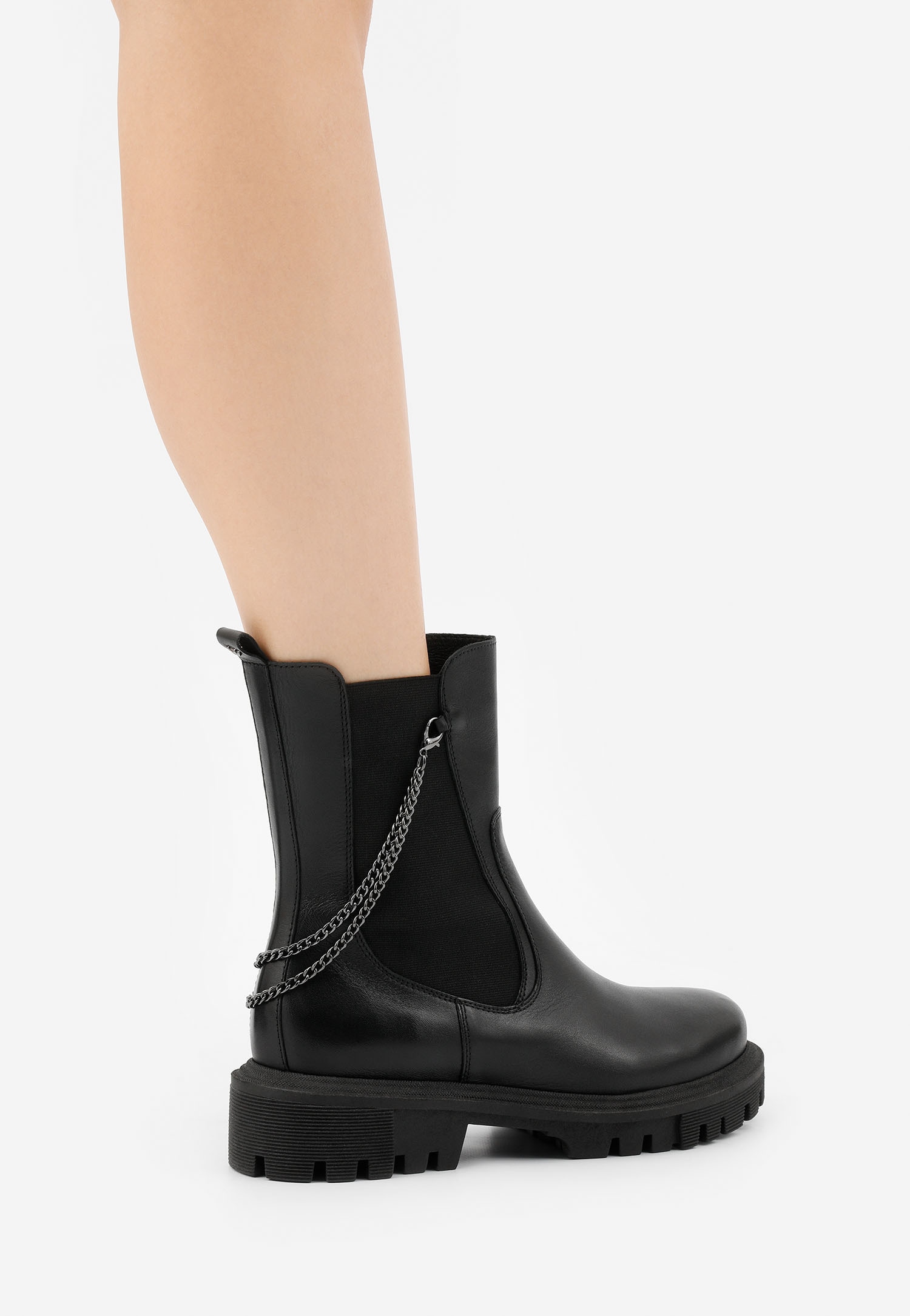 Czarne botki damskie typu sztyblety z łańcuszkiem