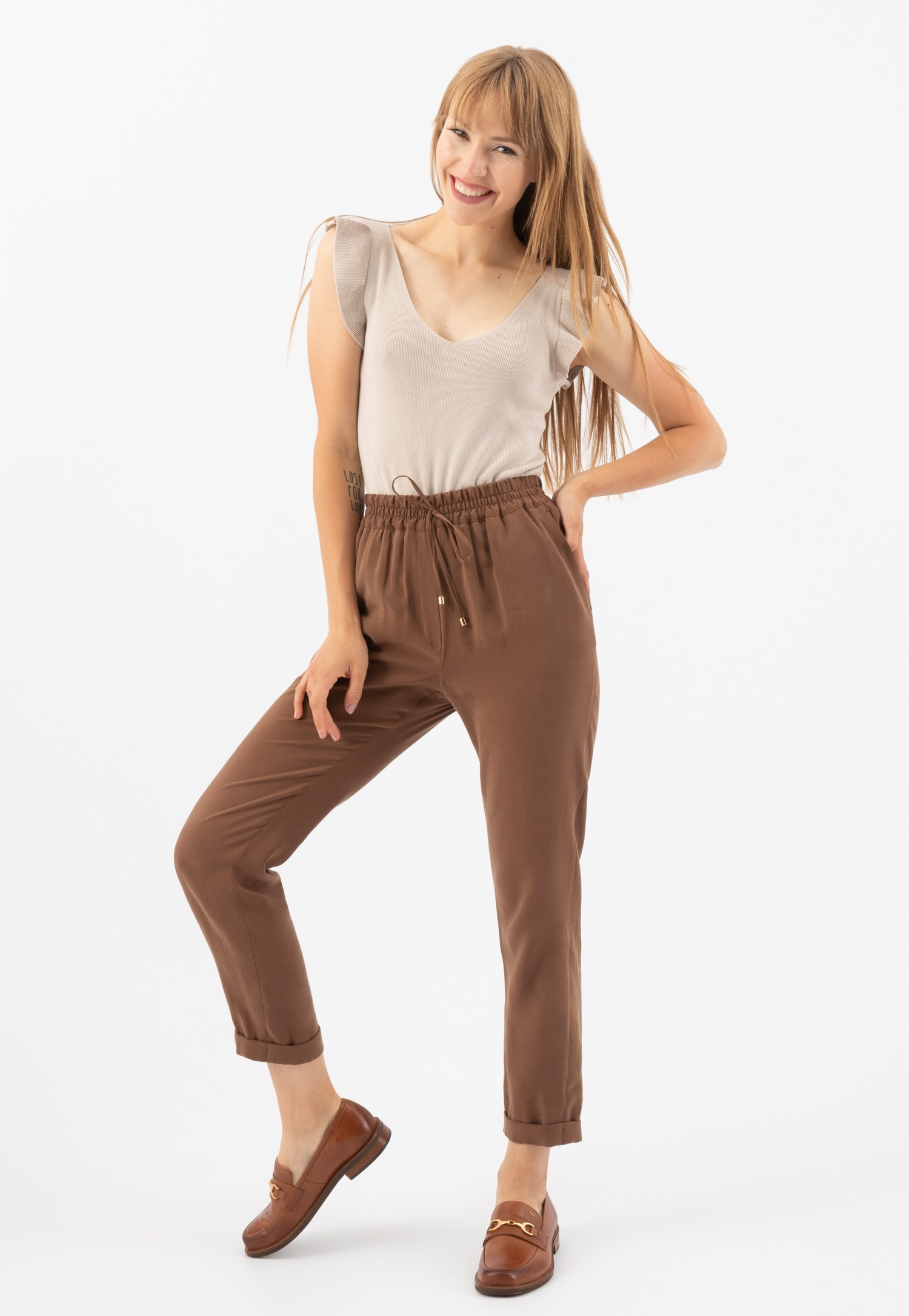 Czarne lakierowane mokasyny damskie ze złotą ozdobą