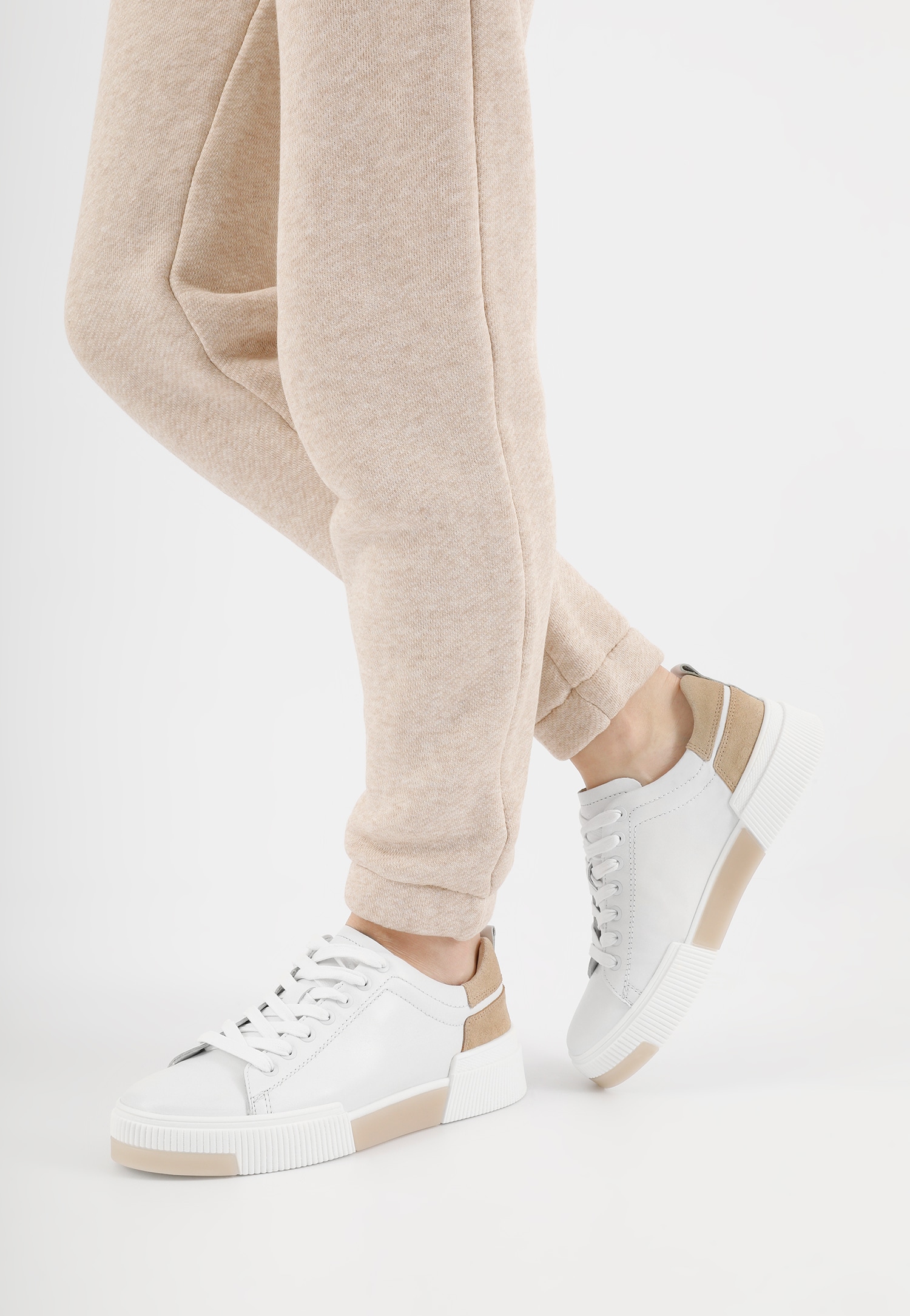 Białe trampki damskie z beżowymi akcentami