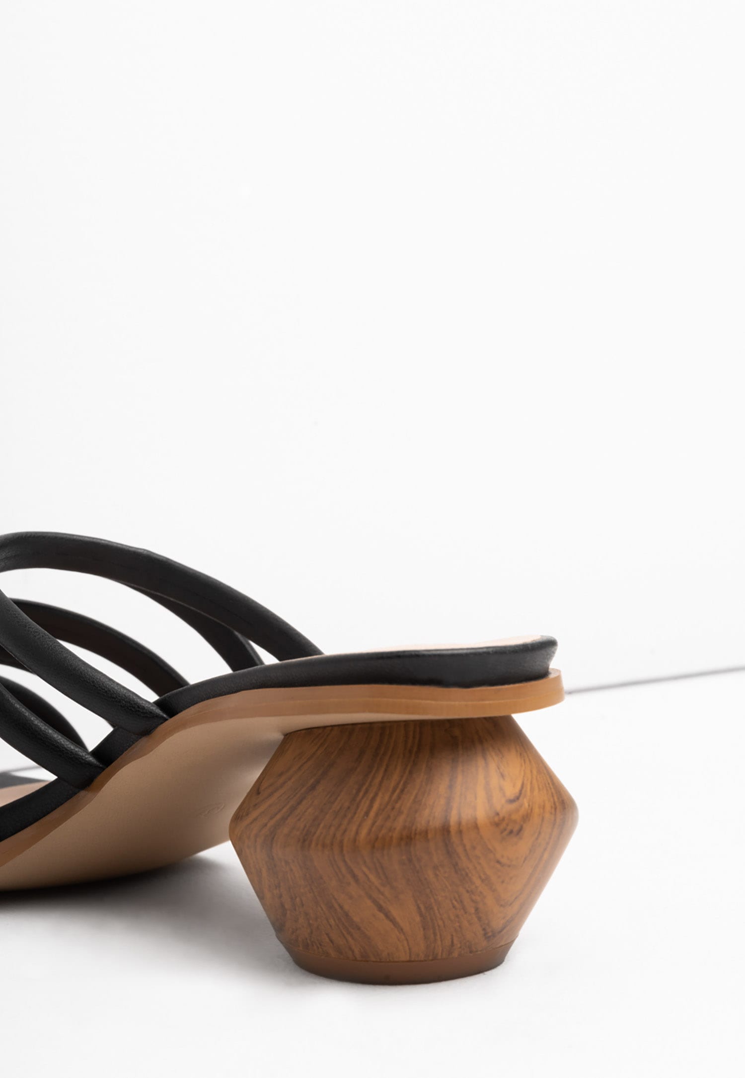 WJS klapki damskie z czarnymi delikatnymi paskami