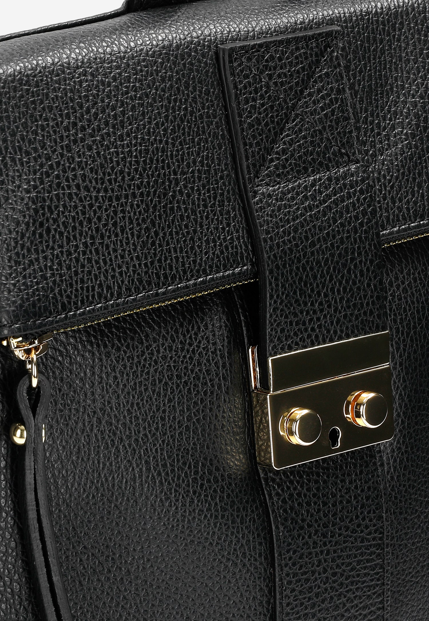 Czarny skórzany plecak damski ze złotymi, metalowymi elementami