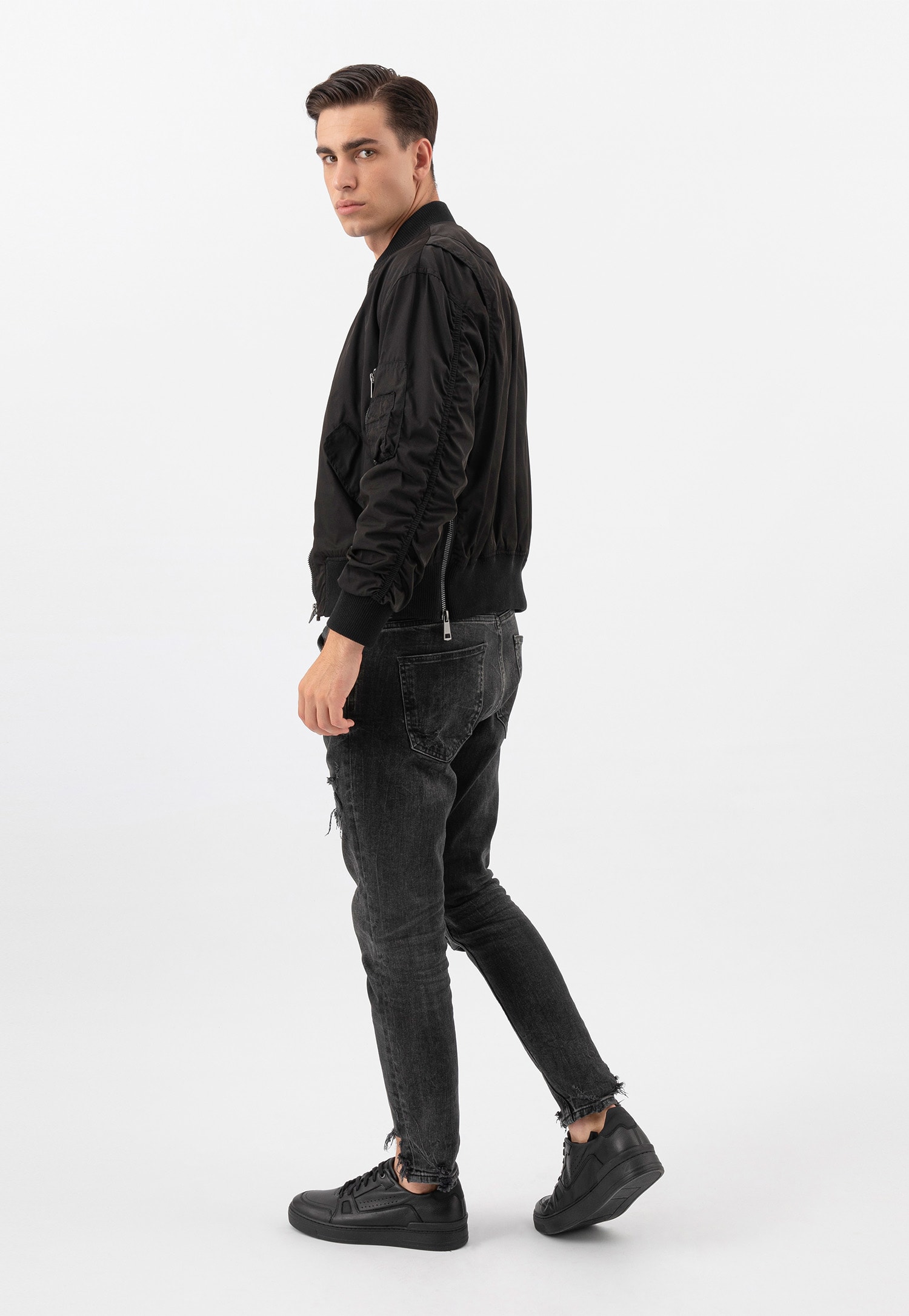 Czarne niskie trampki męskie ze skóry licowej