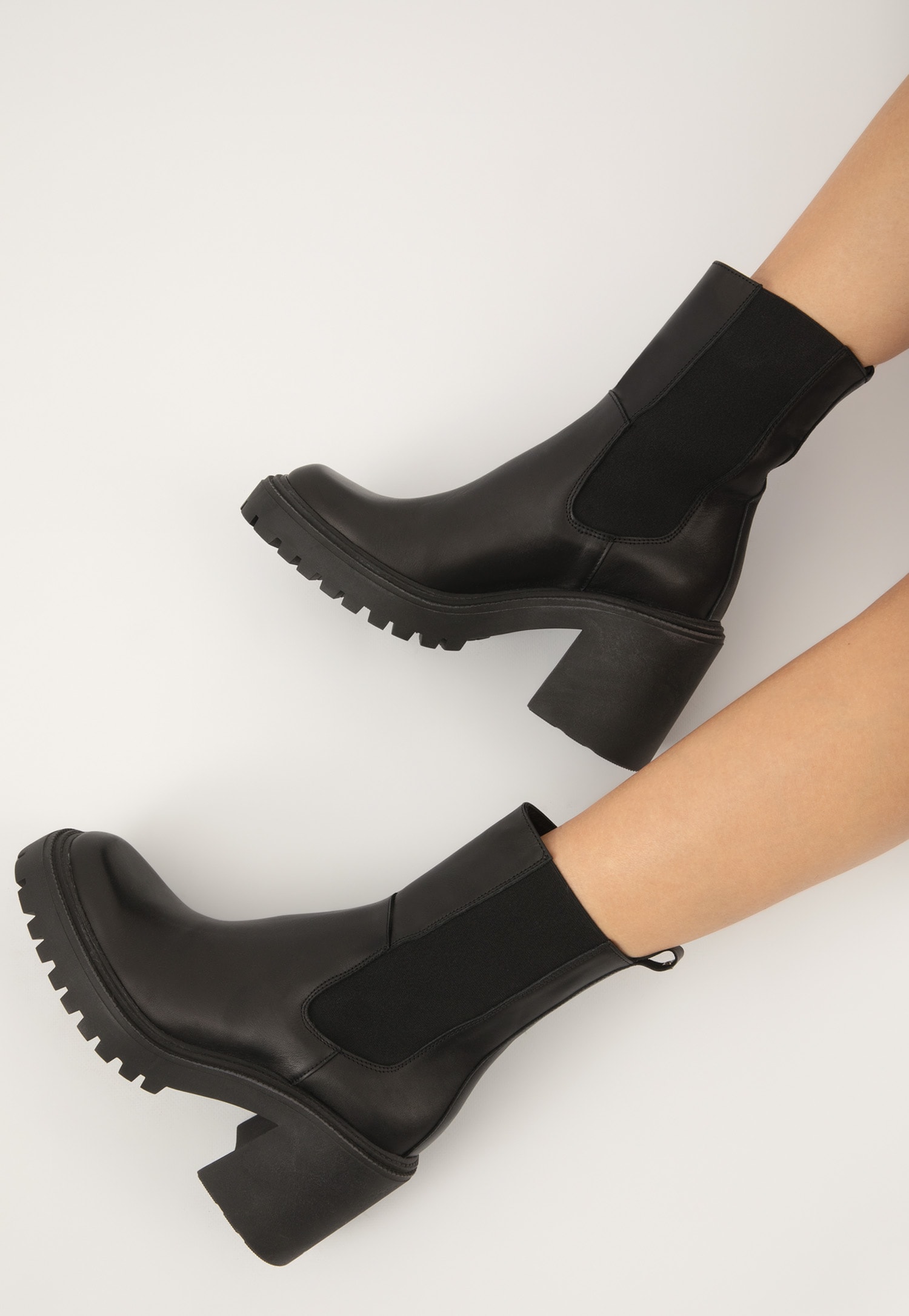 Czarne skórzane sztyblety na obcasie