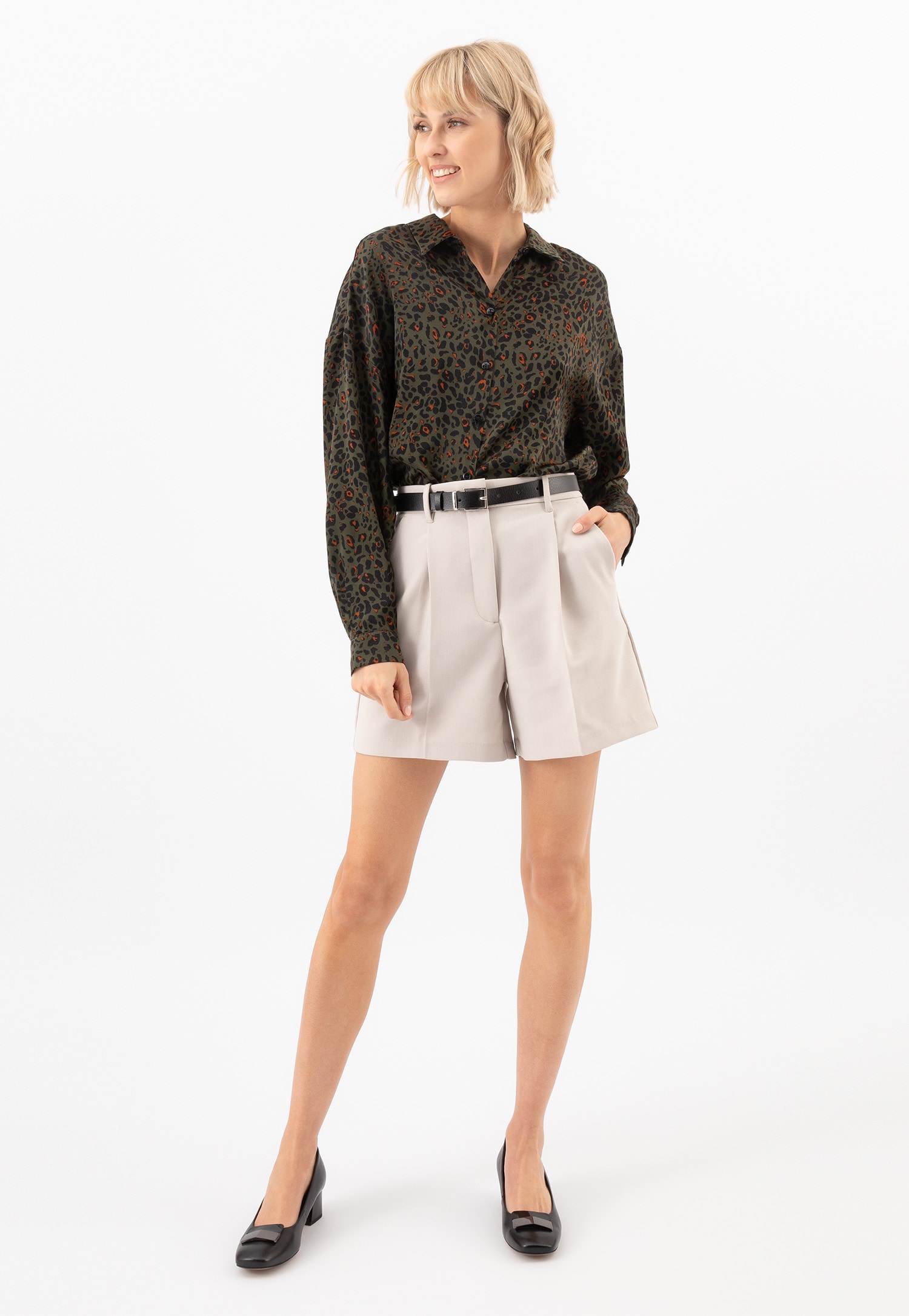 Czarne skórzane czółenka damskie z metalową ozdobą