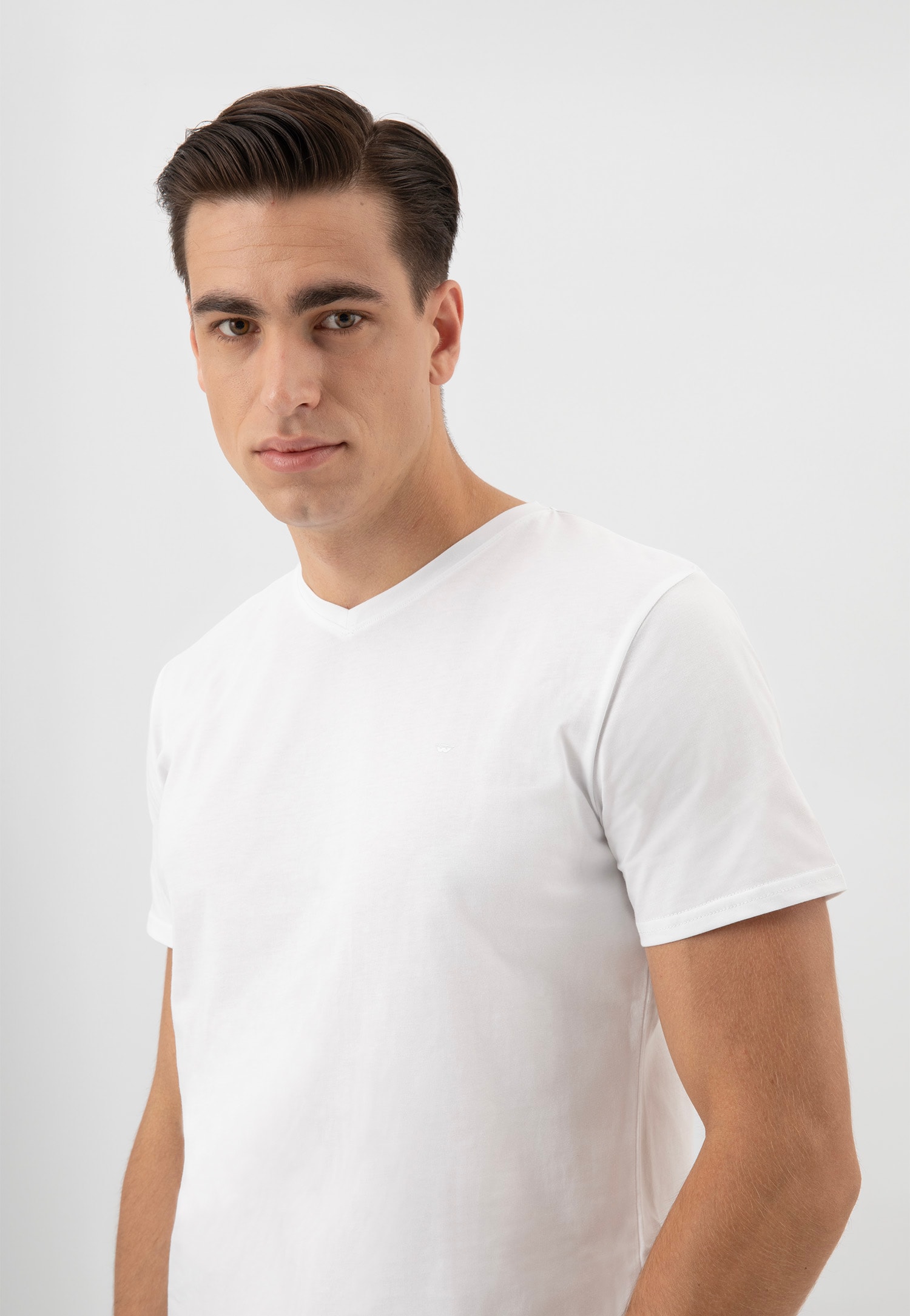 Czarna koszulka męska z dekoltem w serek