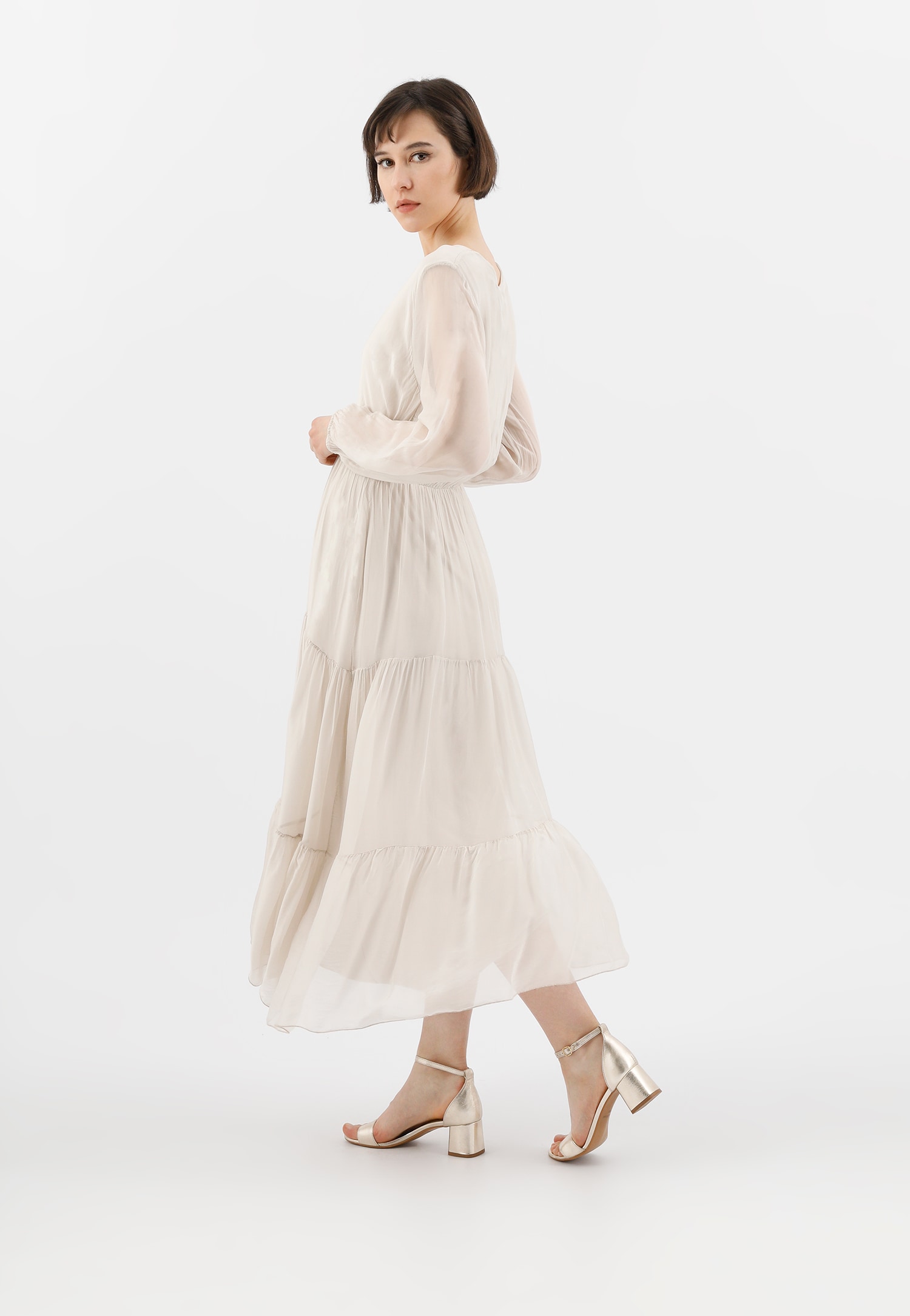 Zjawiskowe srebrne sandały damskie na obcasie