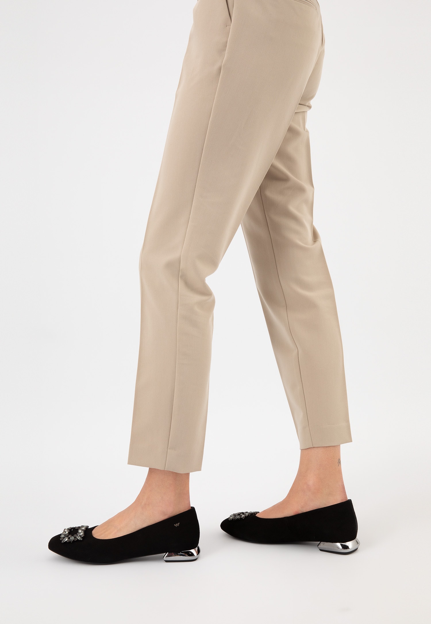 Czarne baleriny na obcasie z błyszczącą ozdobą