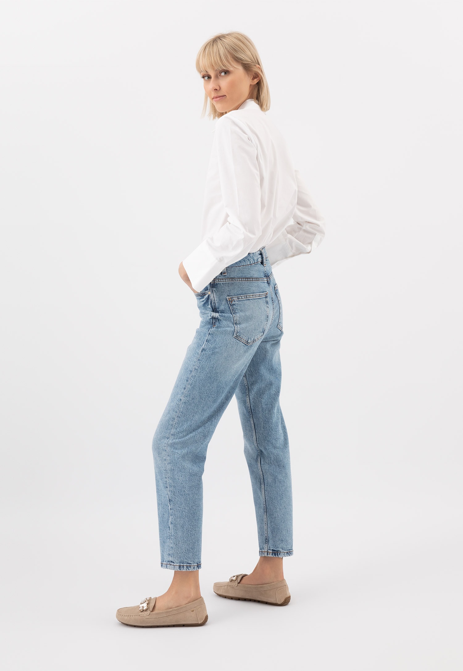 Beżowe mokasyny damskie z ozdobnymi kryształami