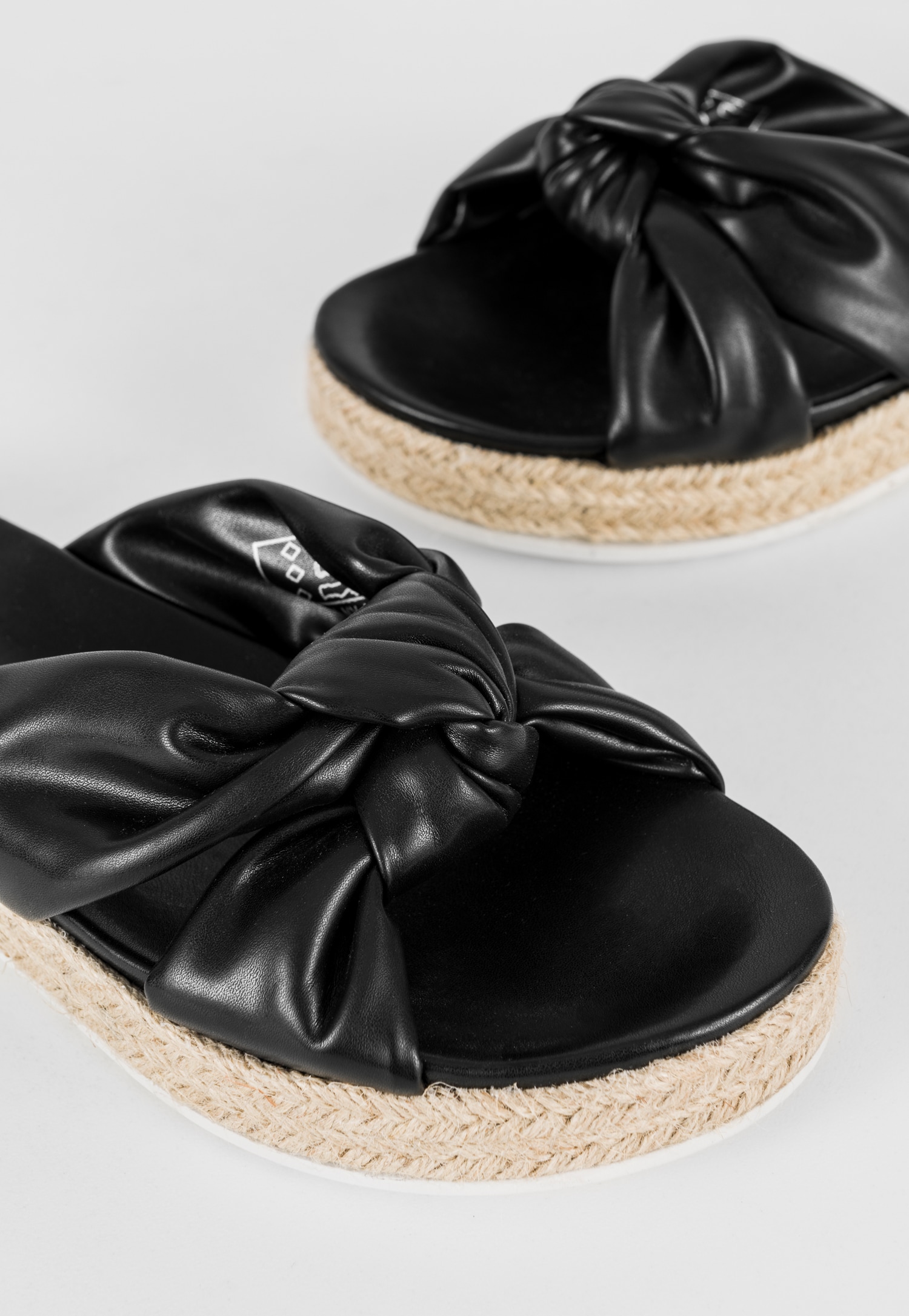 WJS czarne klapki z ozdobnym jutowym sznurkiem