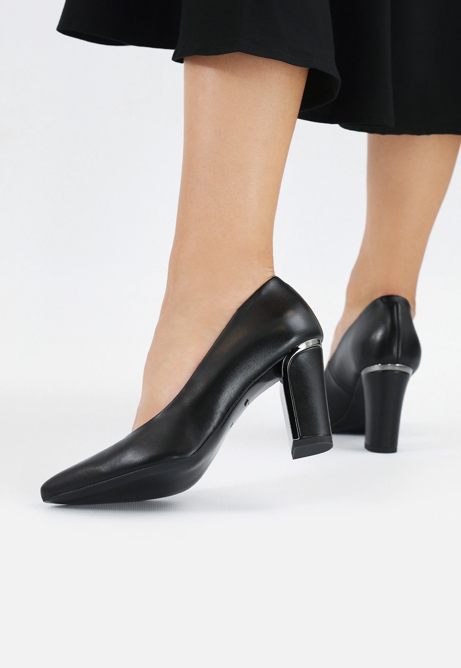 Czerwone czółenka damskie ze skóry licowej na ozdobnym obcasie