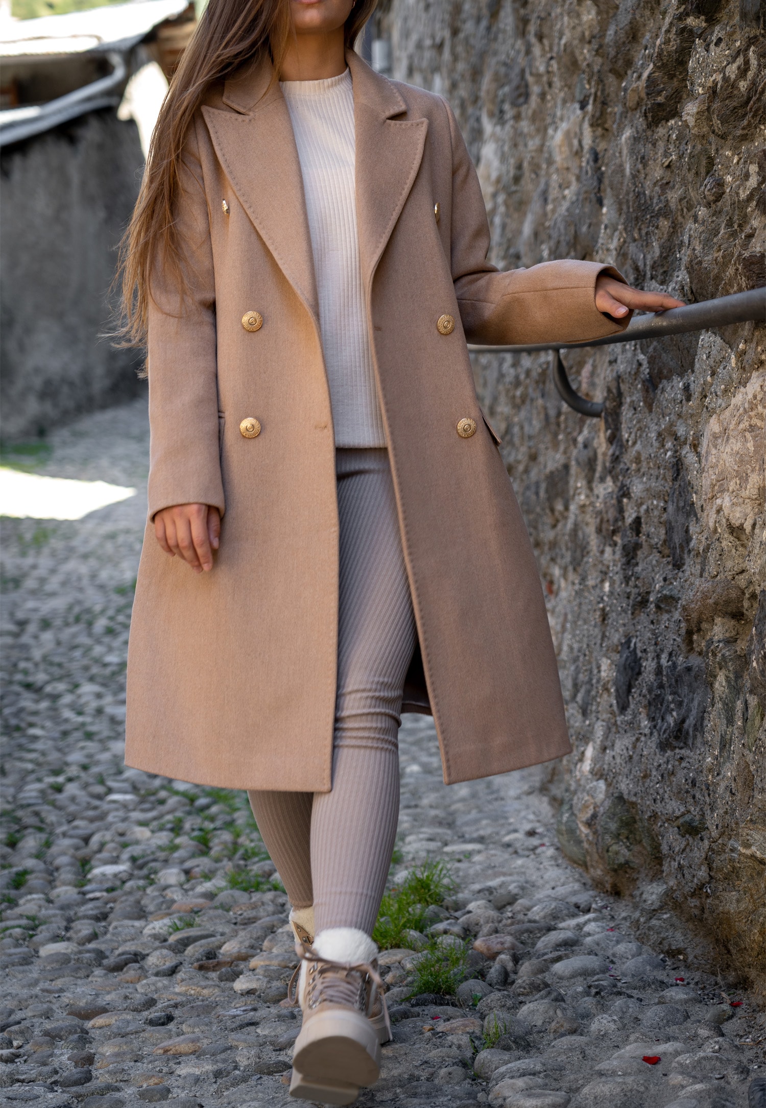 RELAKS czarny płaszcz damski ze złotymi guzikami