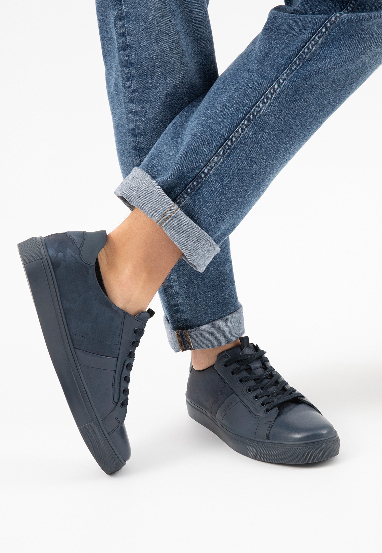 Granatowe trampki męskie z ciekawym efektem na skórze