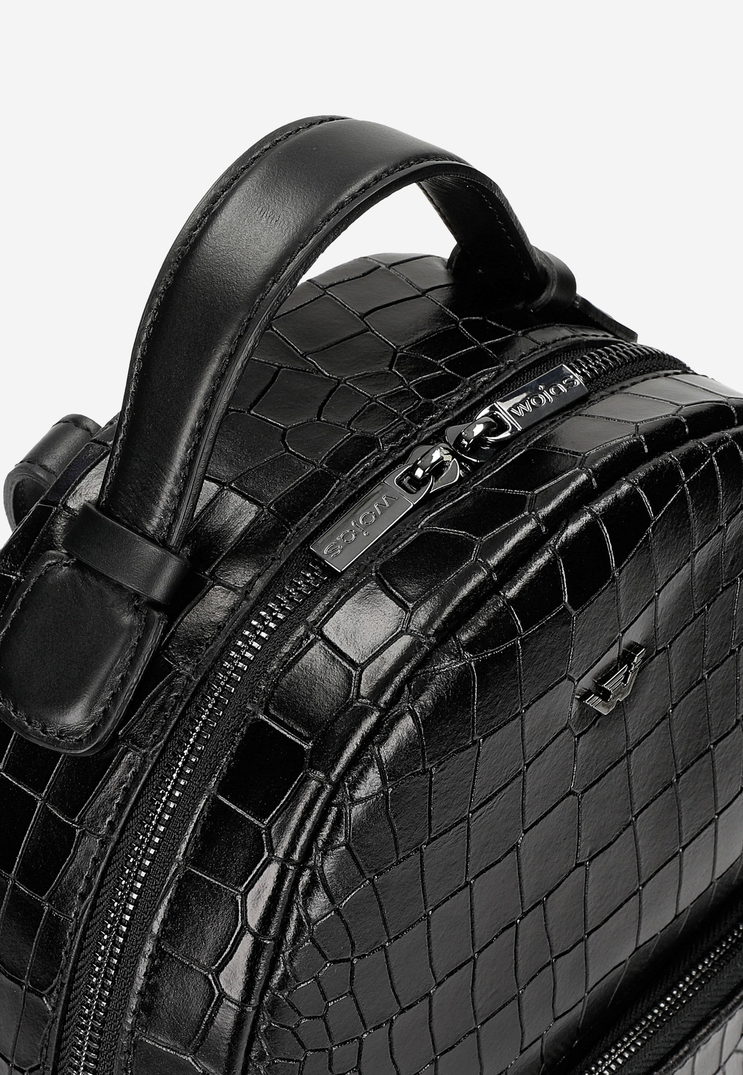 Czarny plecak damski z tłoczeniem w skórę krokodyla