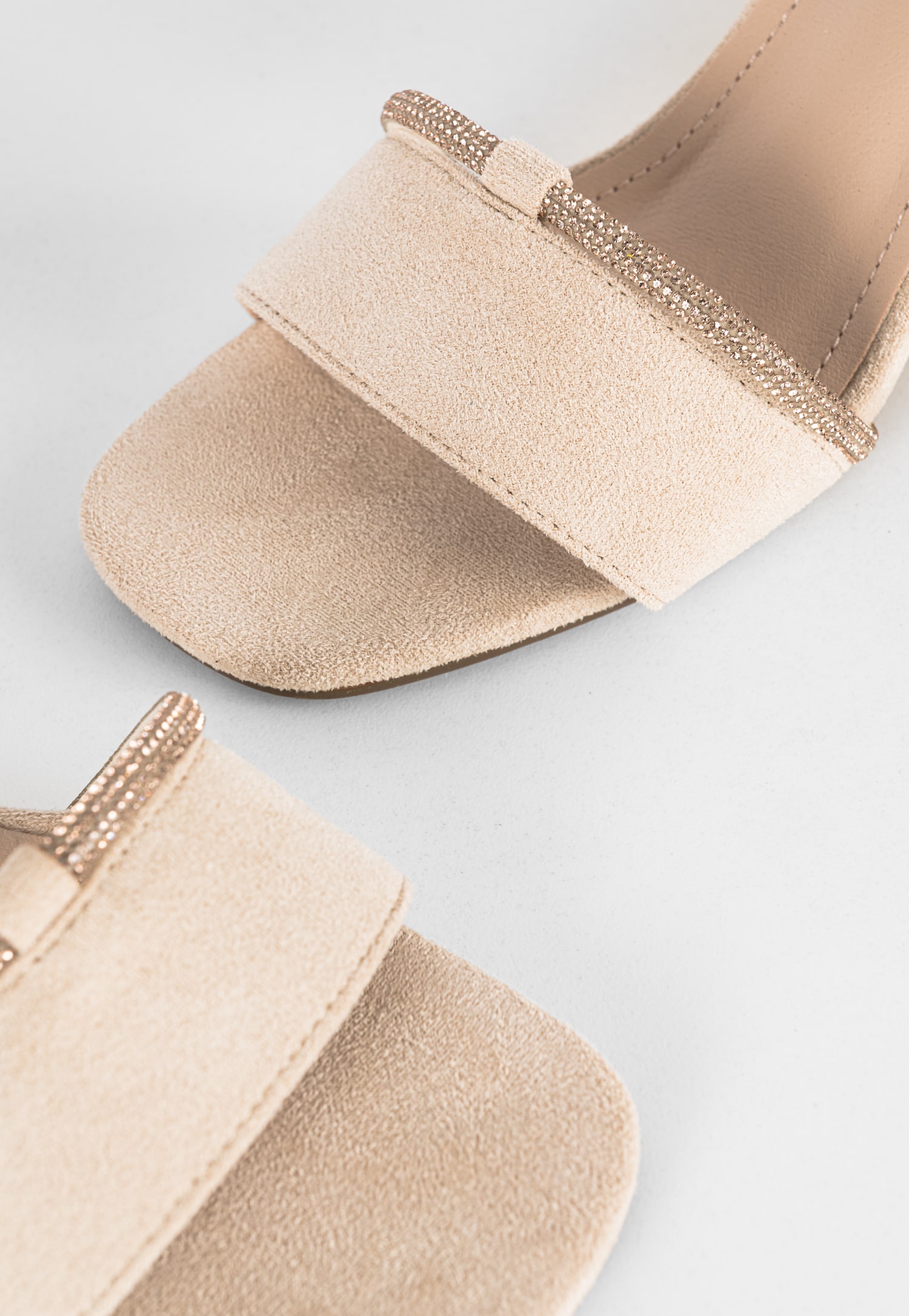 WJS beżowe sandały damskie na obcasie z kryształkową ozdobą