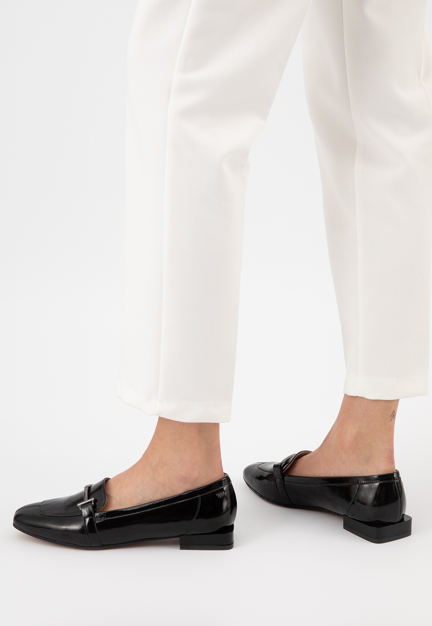 Czarne lakierowane mokasyny damskie na płaskiej podeszwie