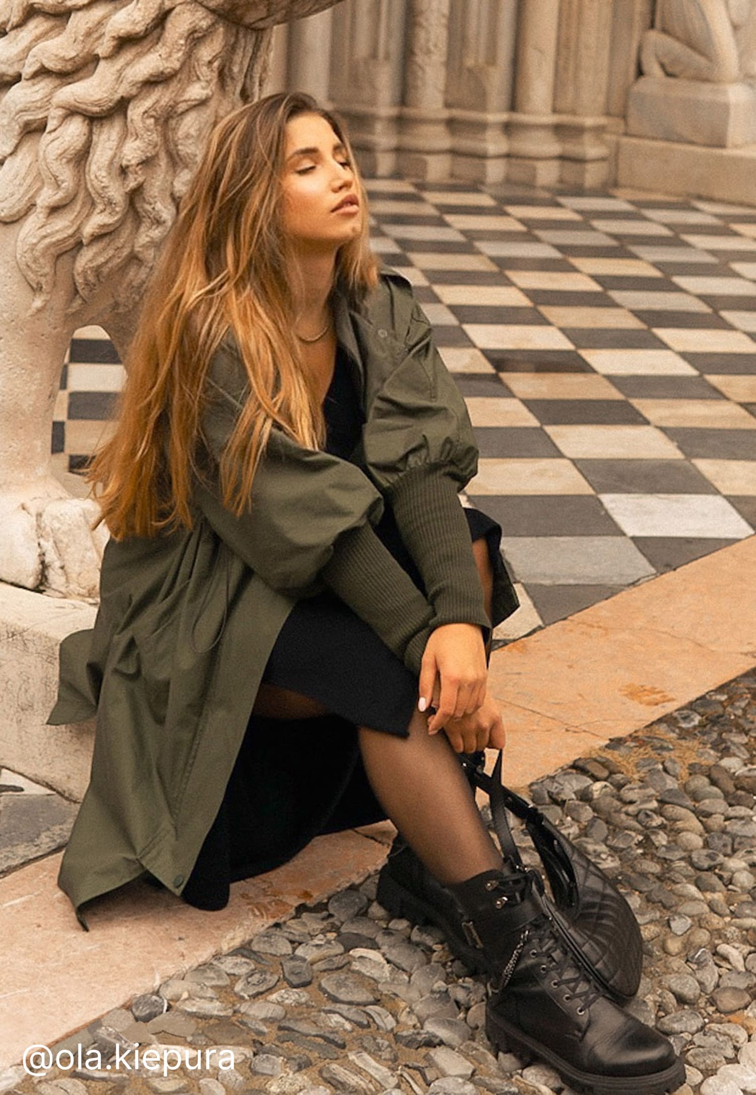 Czarne bikery damskie z odczepianym łańcuszkiem