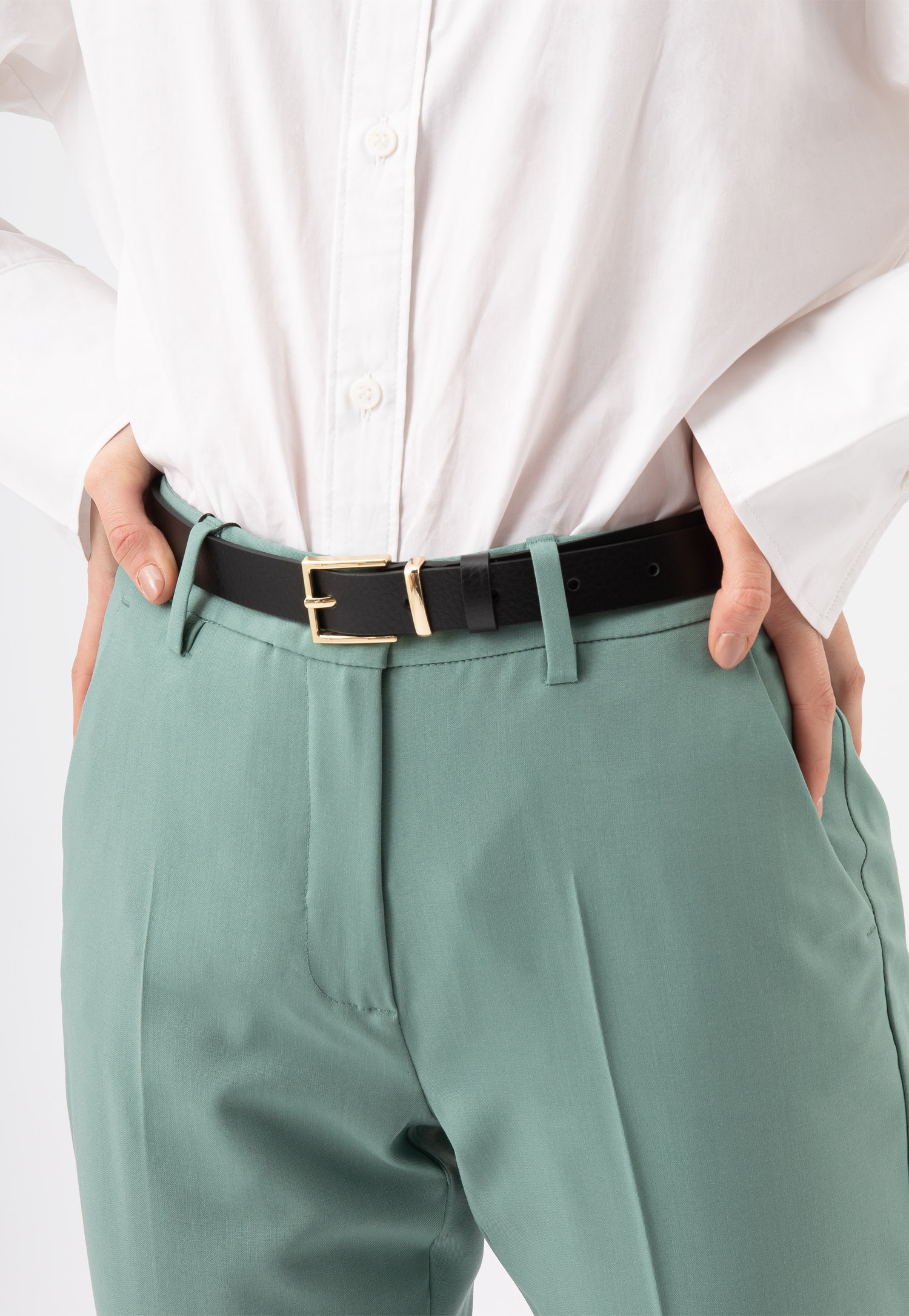 Czarny skórzany pasek damski ze złotą klamrą