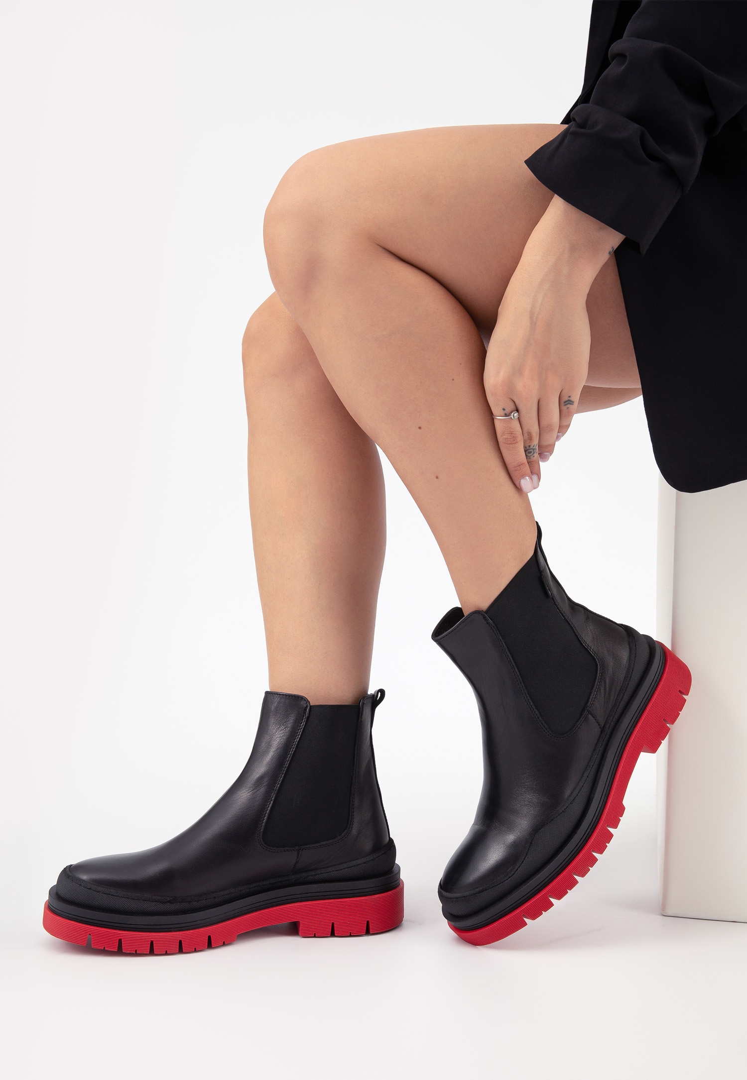 Czarne skórzane sztyblety damskie na czerwonej podeszwie