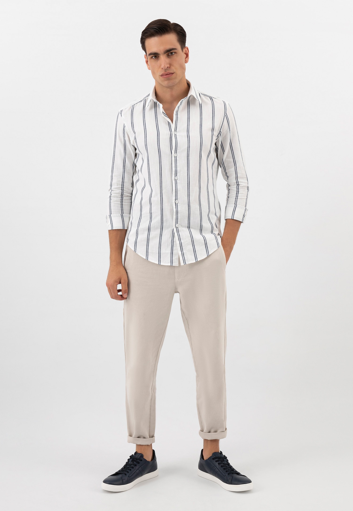 Granatowe trampki męskie na białej podeszwie