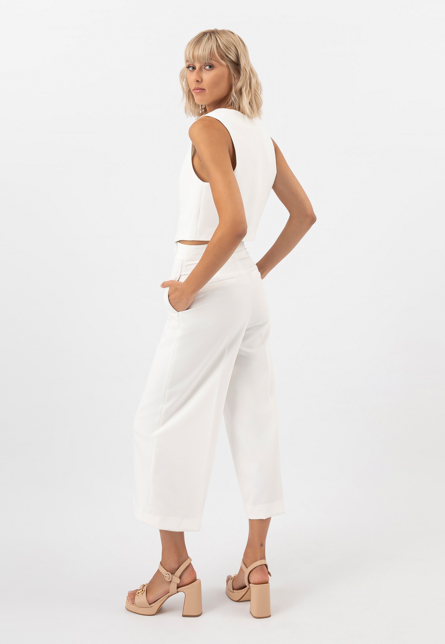 Beżowe sandały ze złotą ozdobą w postaci łańcucha