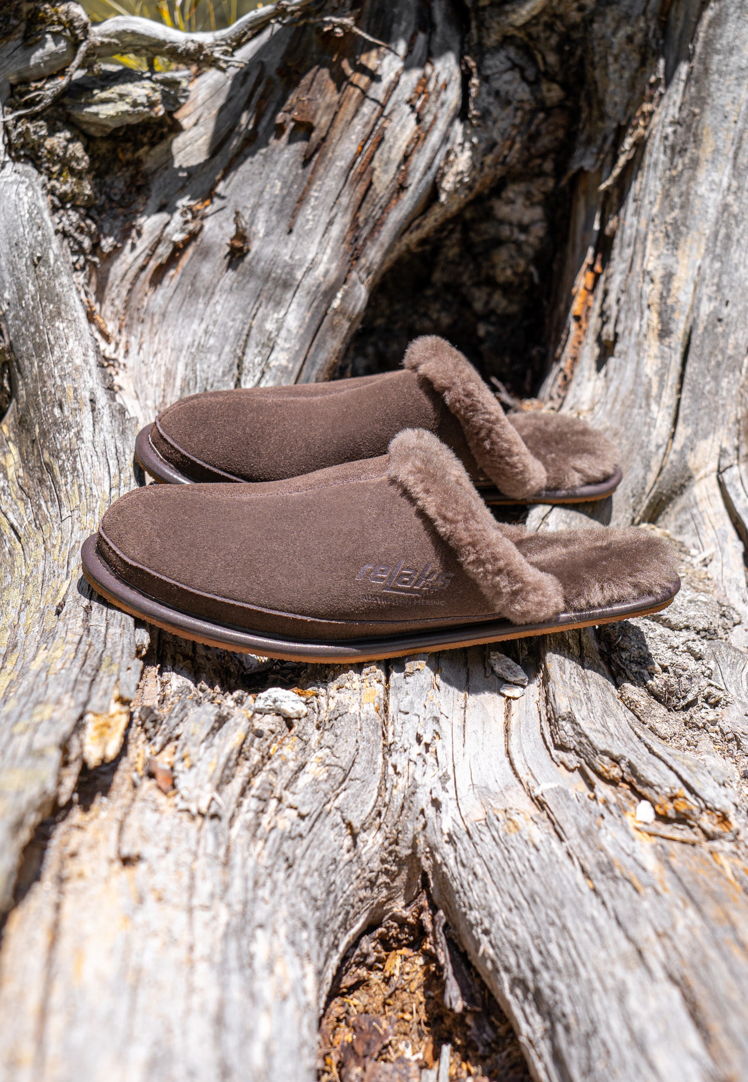 RELAKS brązowe skórzane kapcie z futerkiem