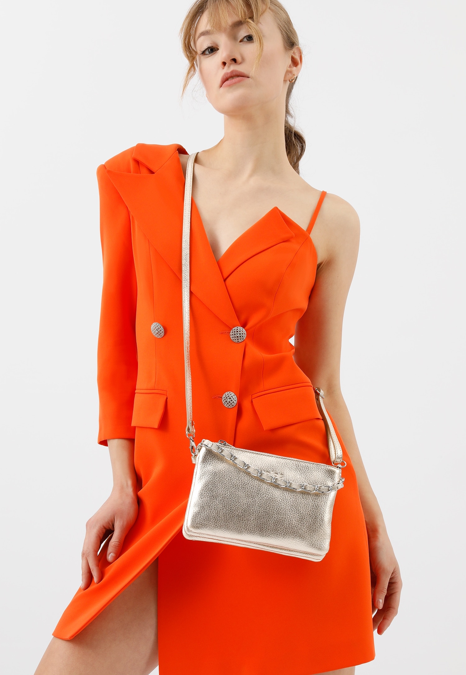 Mała złota torebka damska z ozdobnym łańcuszkiem