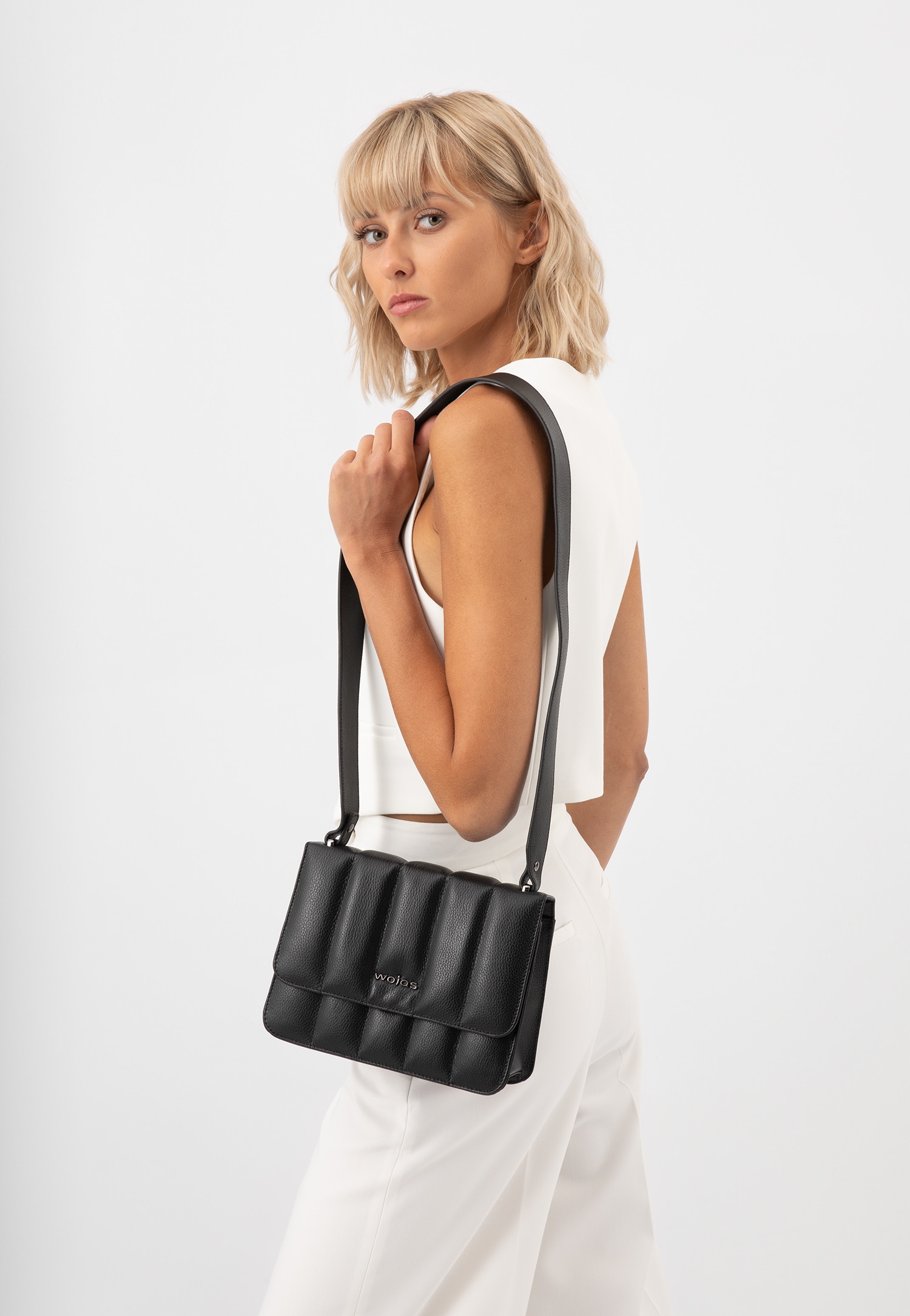 Mała czarna torebka damska z pikowanej skóry licowej