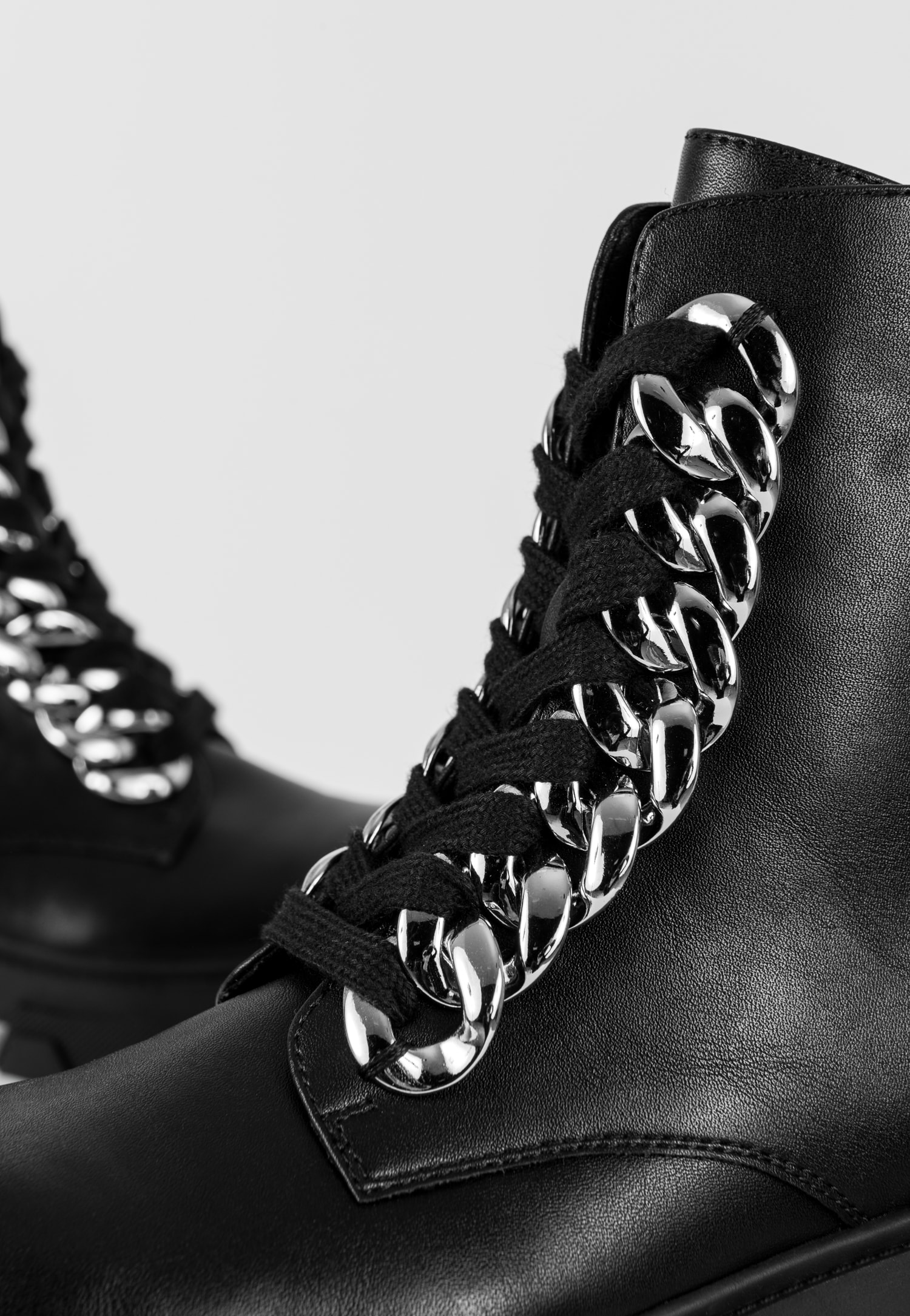 WJS czarne trzewiki damskie ze srebrnymi łańcuchami