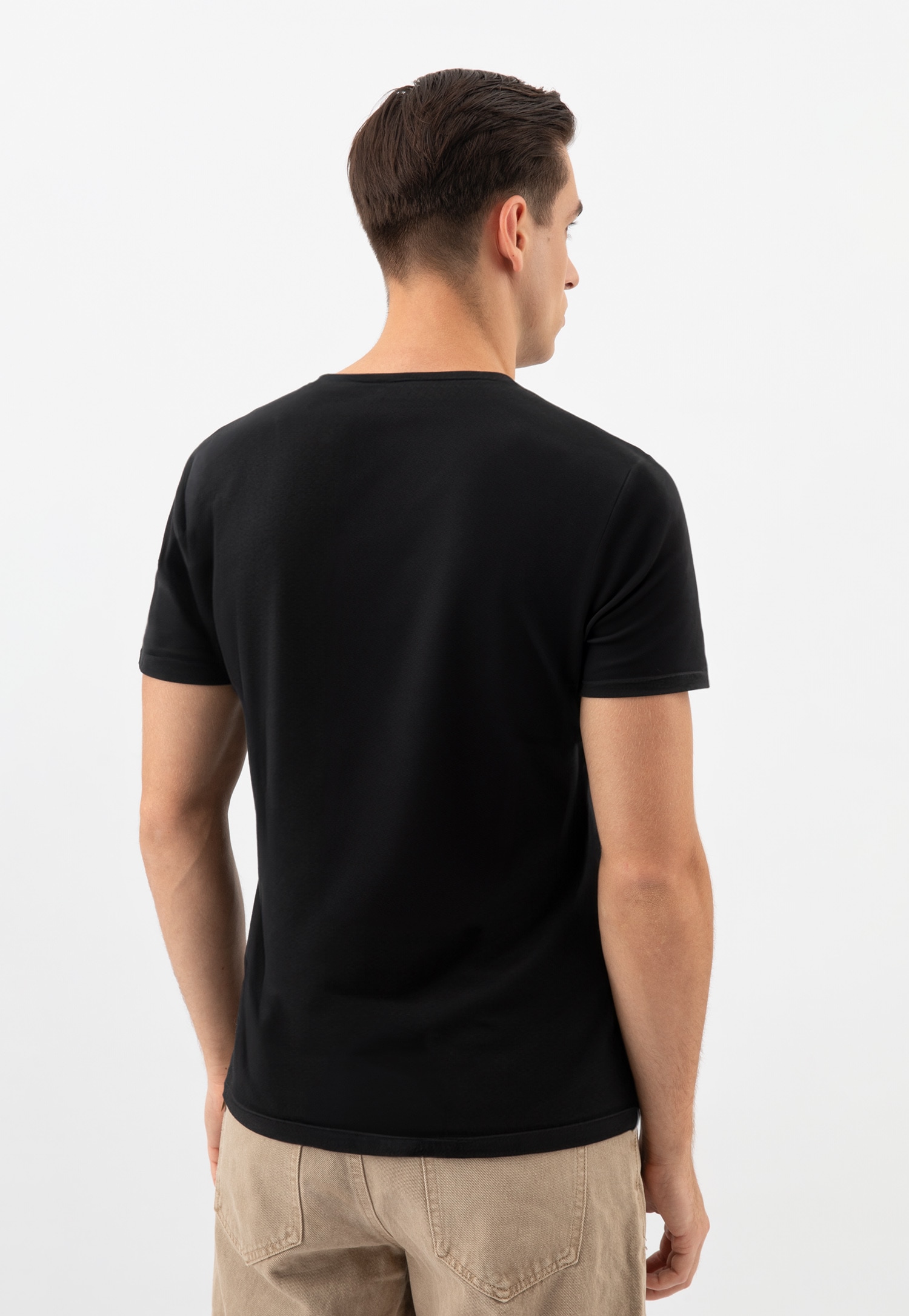 Czarna koszulka męska z dekoltem w serek