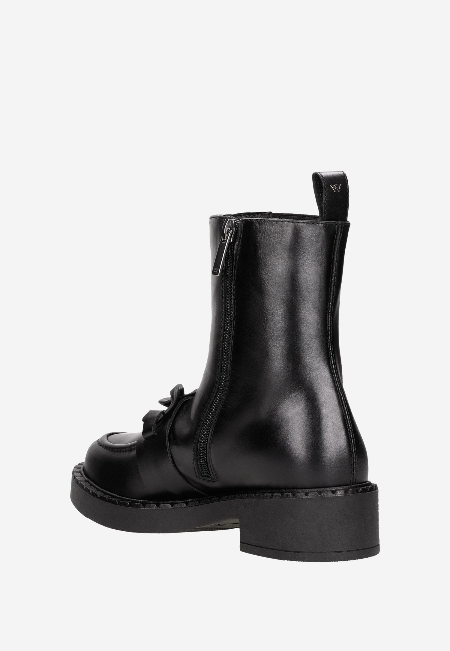 Czarne botki damskie z ozdobami charakterystycznymi dla mokasynów