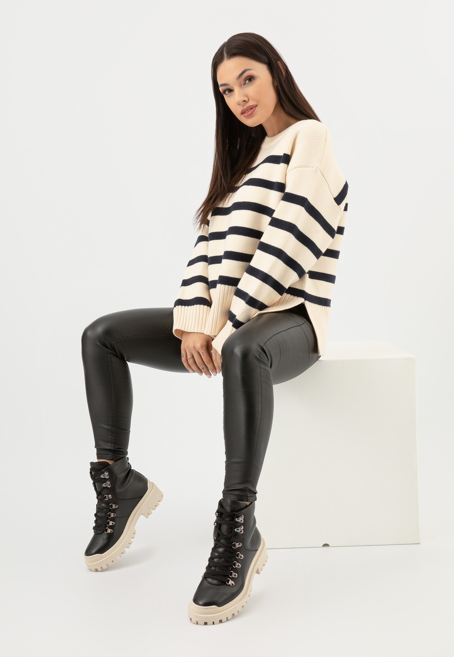 Czarne sznurowane trzewiki damskie z białą podeszwą