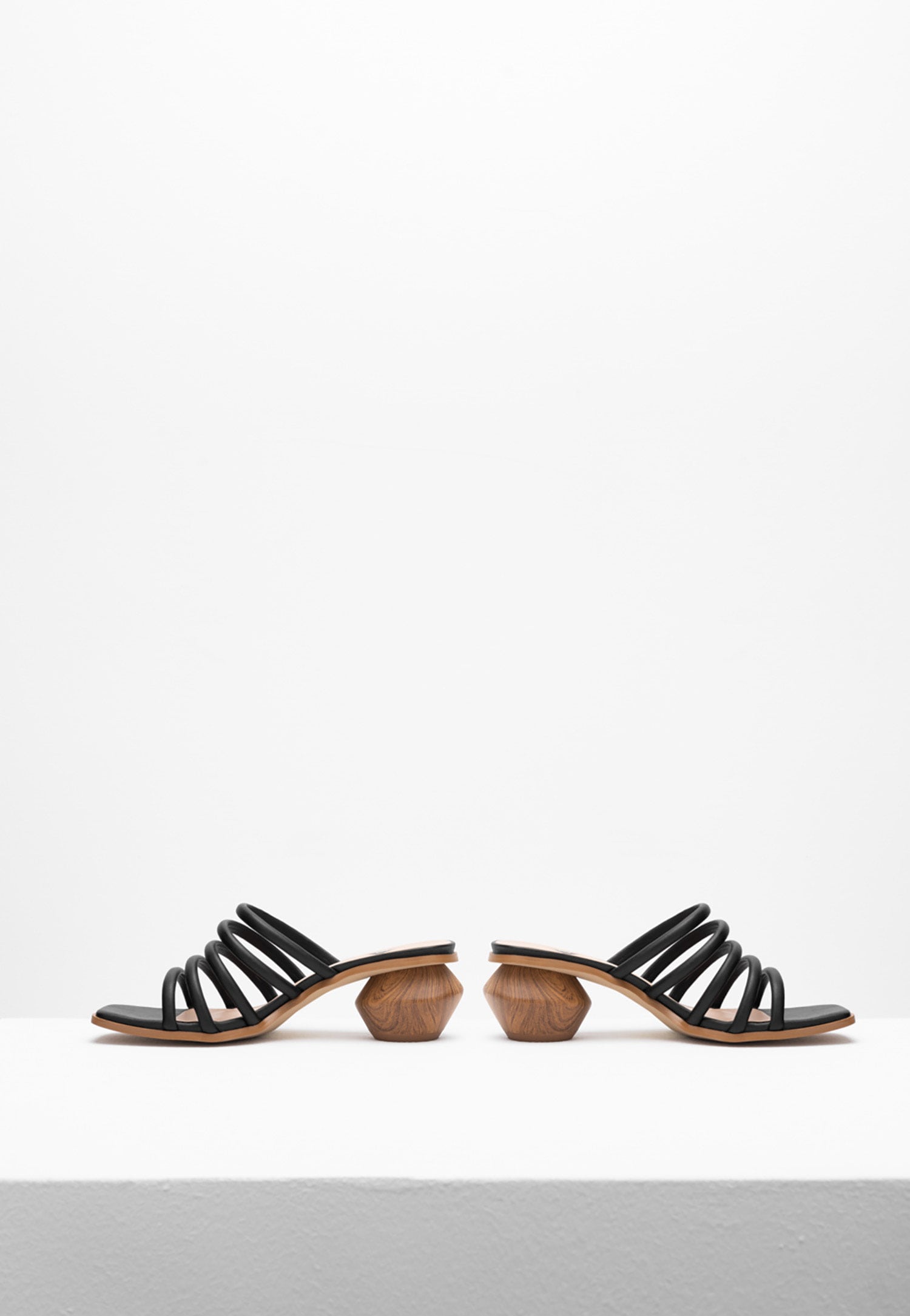 WJS klapki damskie z czarnymi delikatnymi paskami