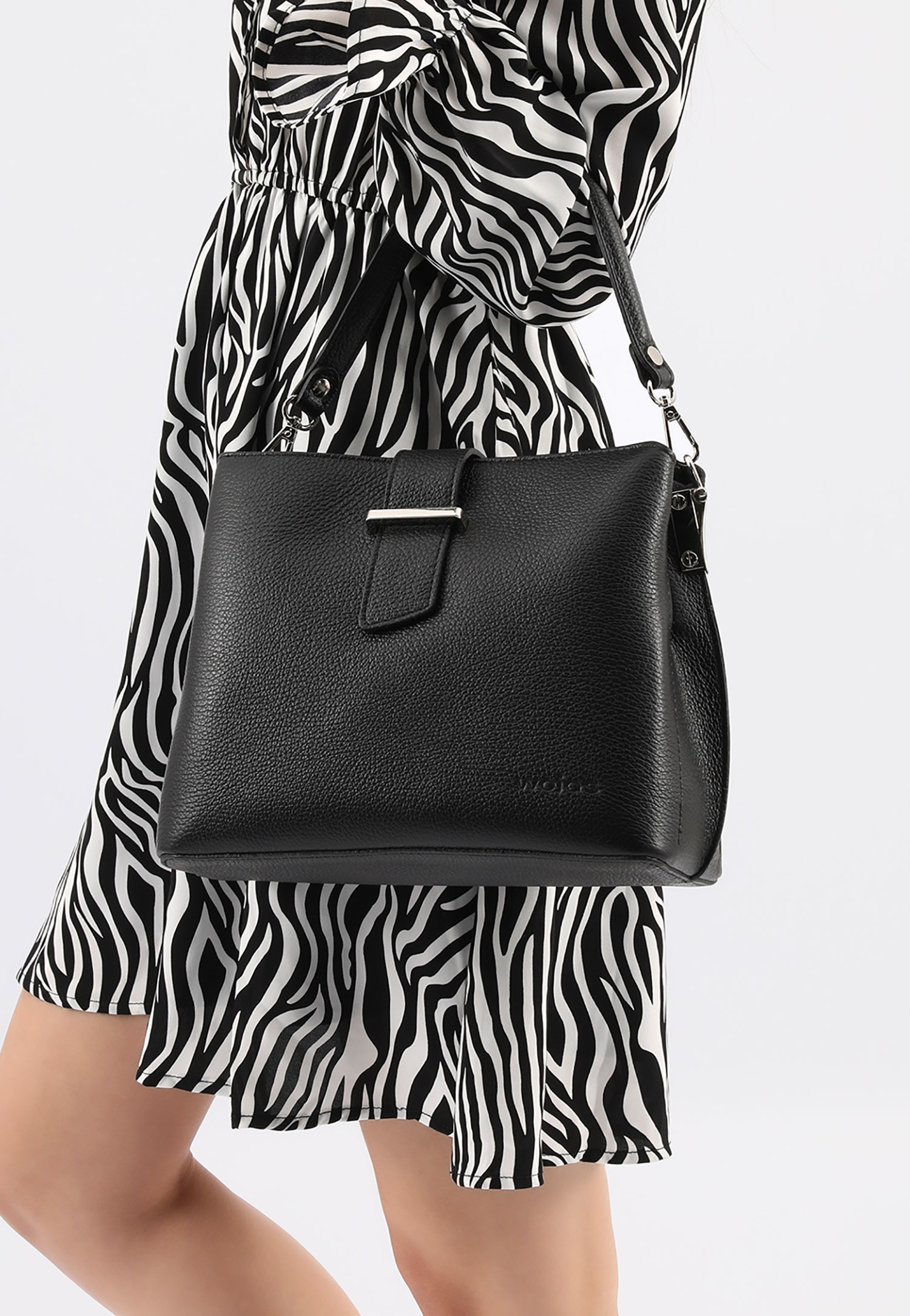 Czarny kuferek damski ze skóry licowej