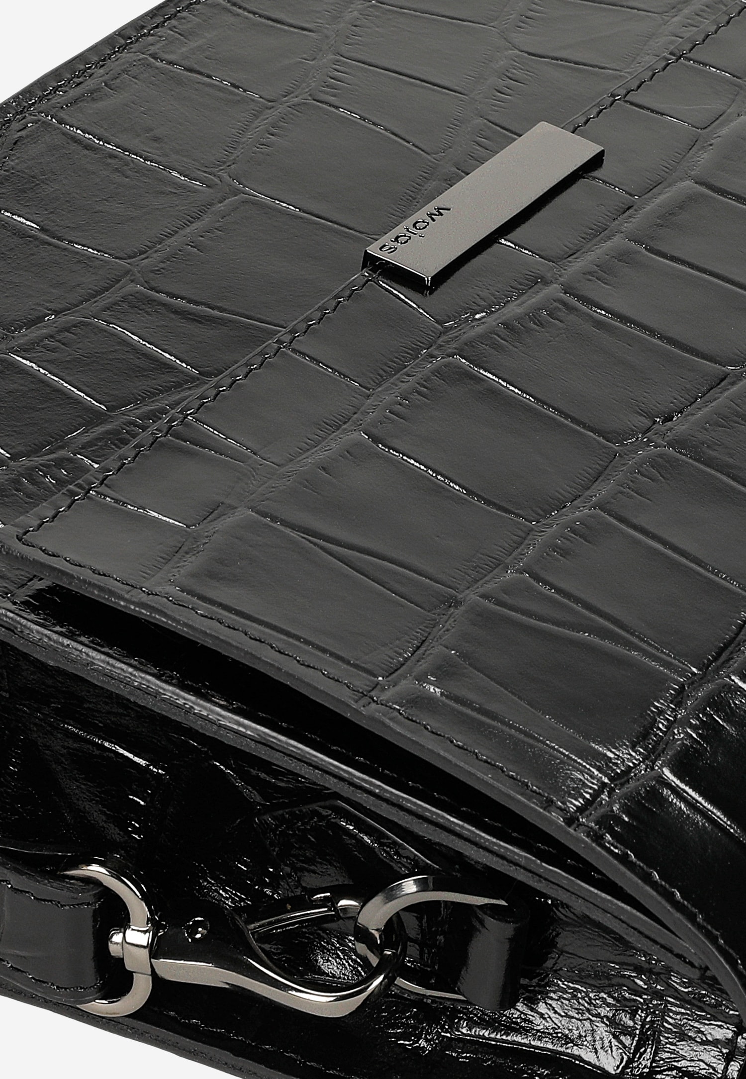 Czarny lakierowany kuferek z teksturą
