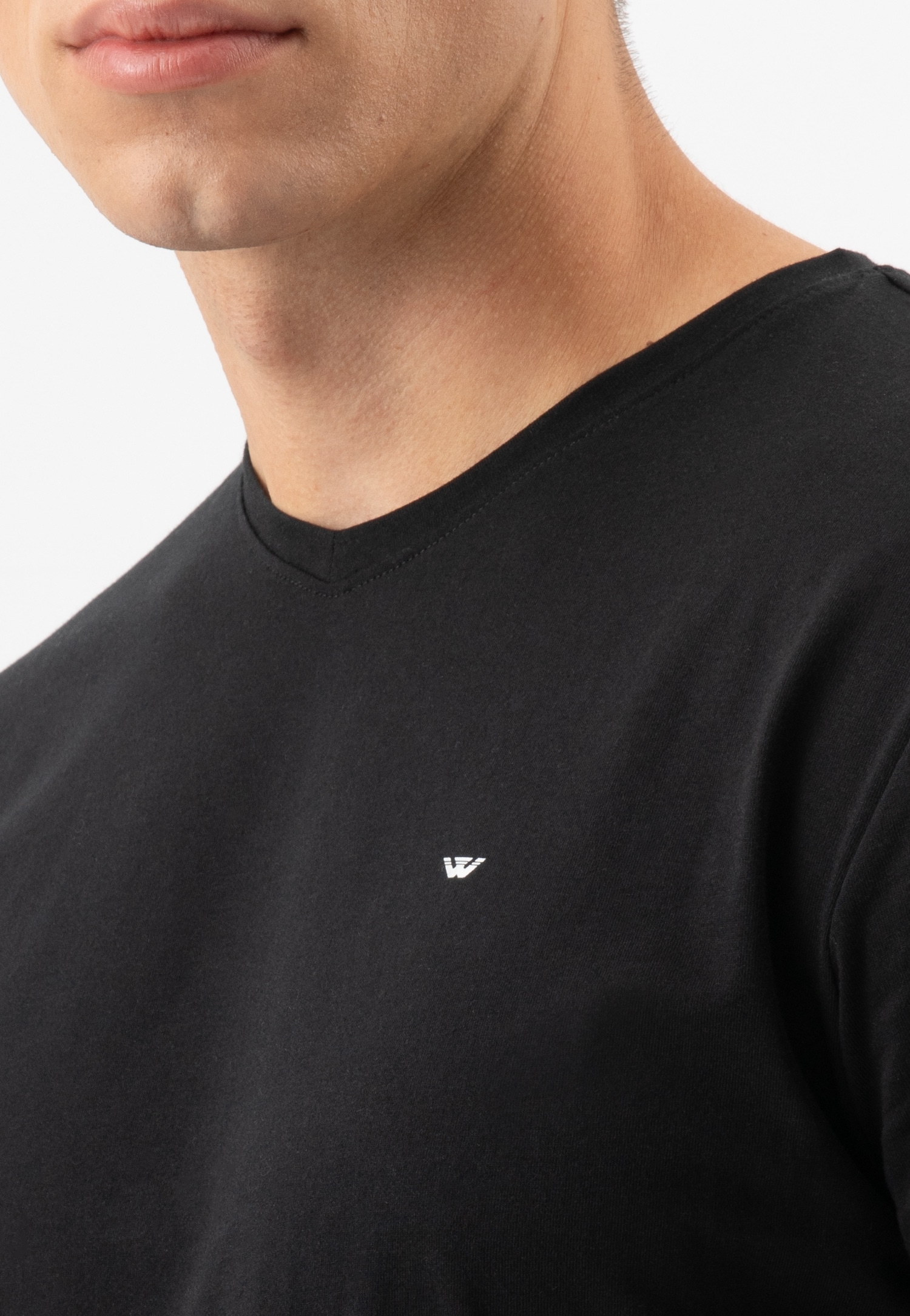 Czarna koszulka męska z dekoltem w serek