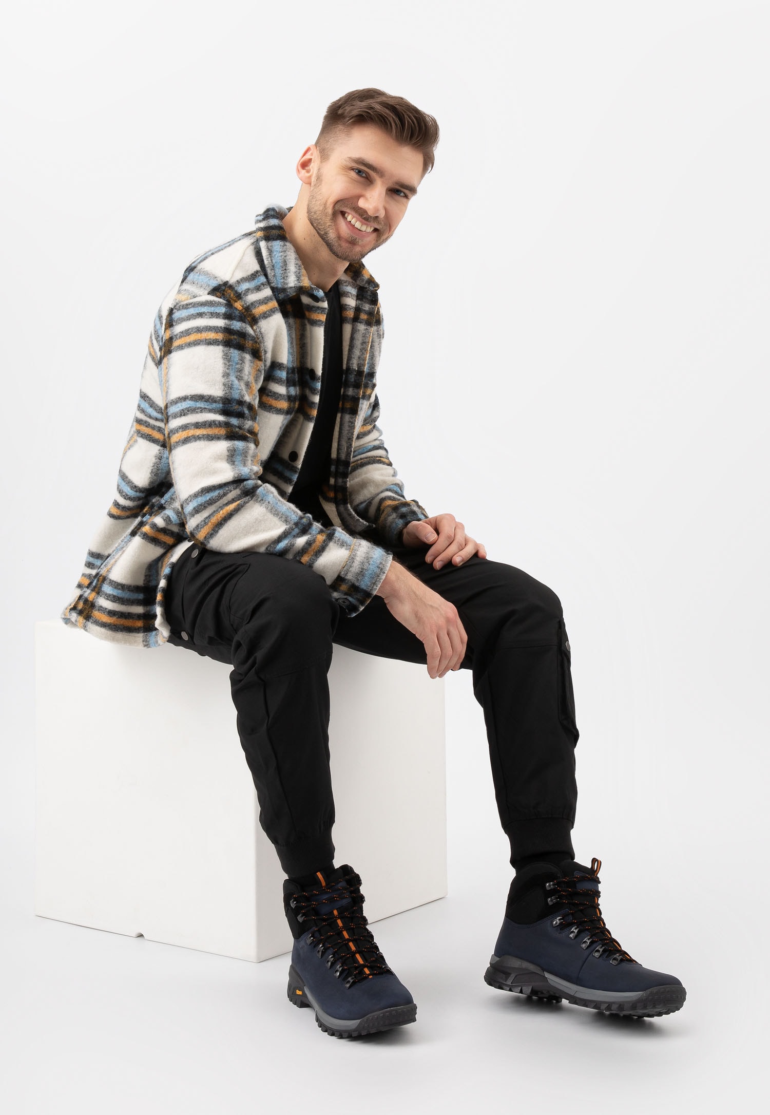 Czarne trzewiki trekkingowe z łączonych materiałów