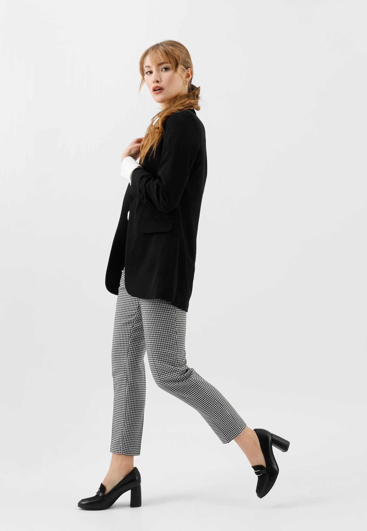 Czarne mokasyny damskie na obcasie w formie słupka