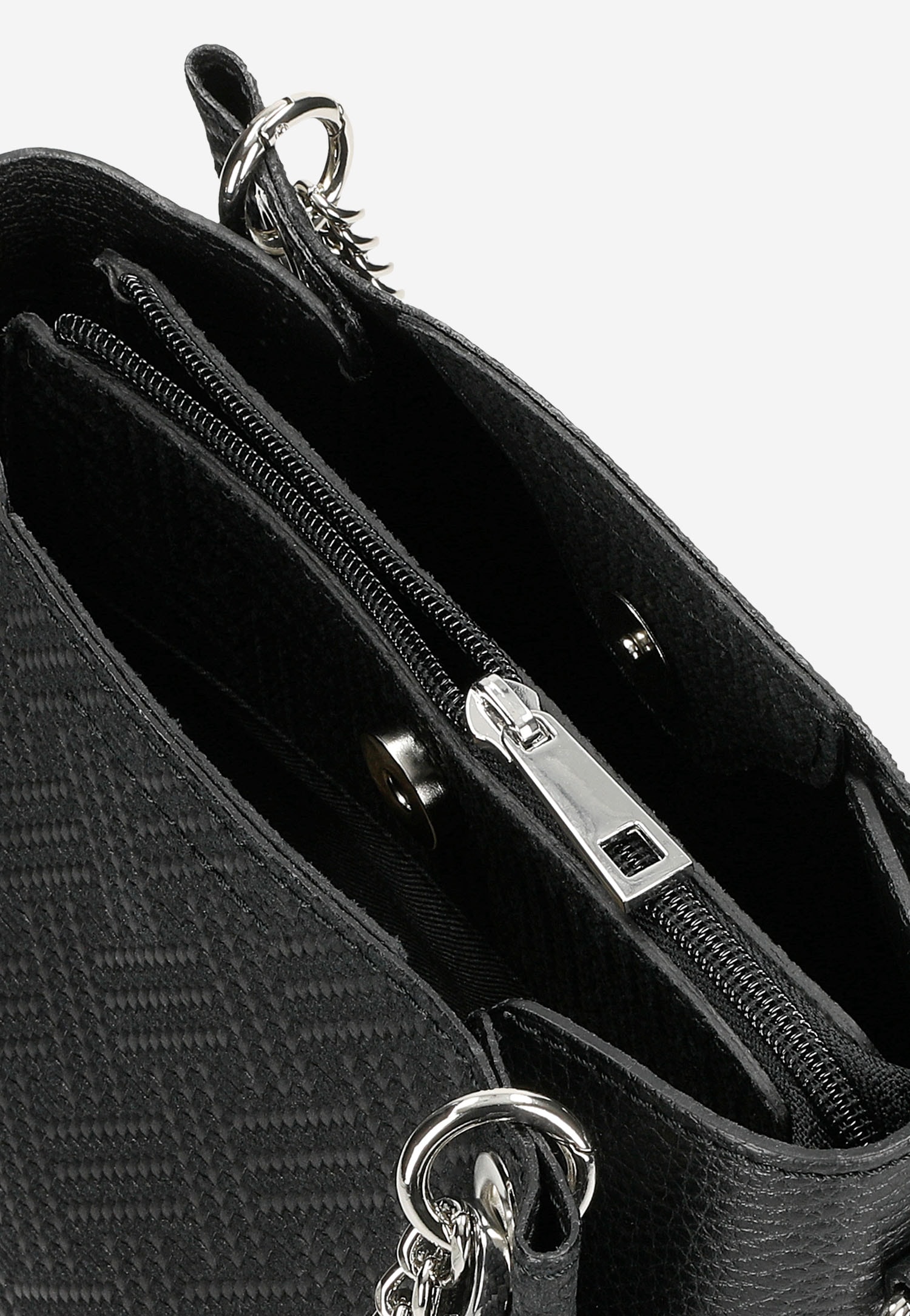 Czarna oryginalna torebka damska z breloczkiem